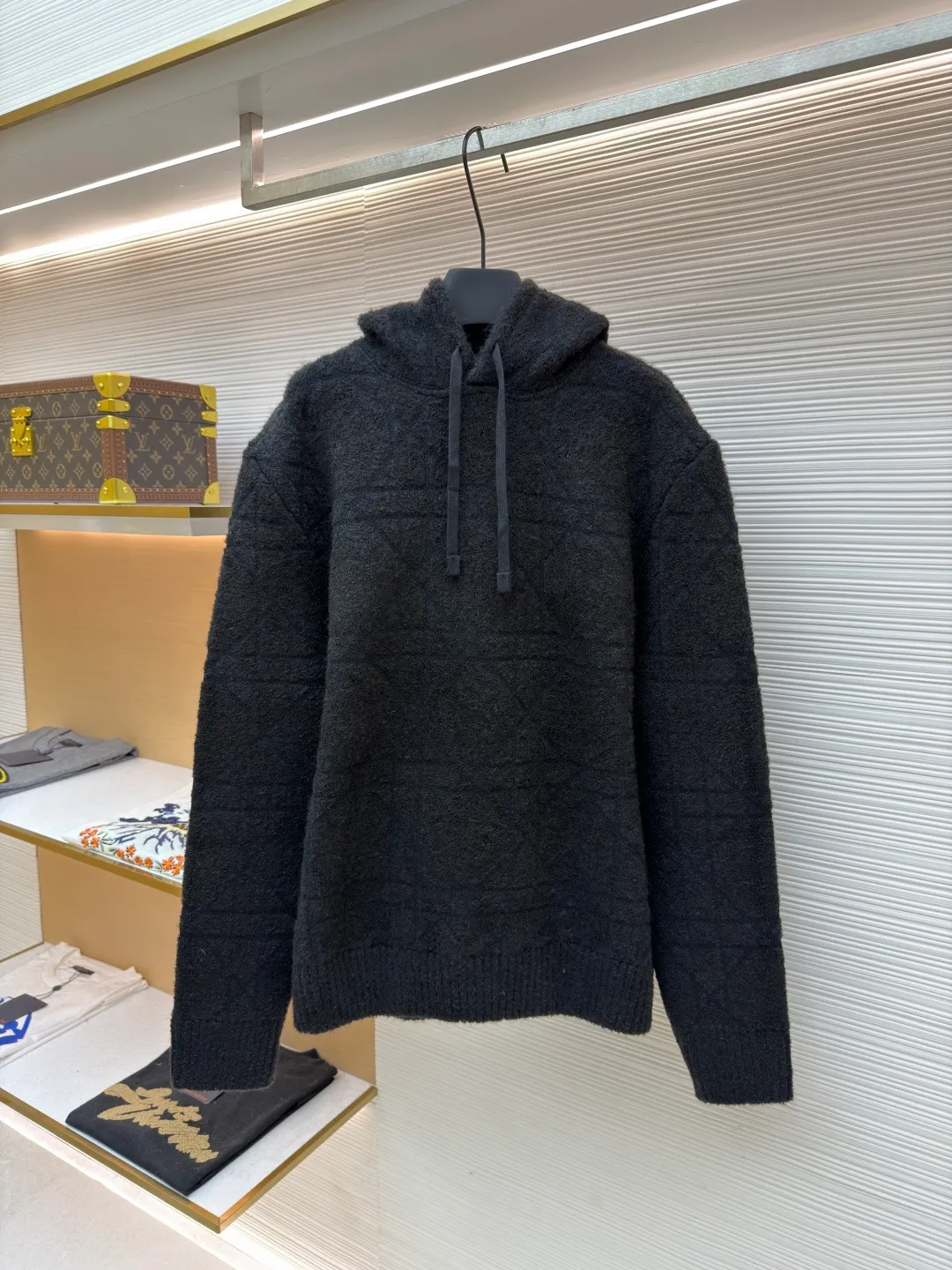 Dior diamond pattern jacquard knitted hoodie ●Original version: 24000 purchased and developed ●Item number: 1681969-C70 ●Fabric: wool blended fabric ●Technology: jacquard knitting ●Color: black ●Version: fitted version ●Weight: about 1415 grams ●Size: S-M-L-XL ●Description: This is LV The 2025 autumn and winter series of plush hooded sweaters are made of 100% Albaka wool blend, and the yarn contains 30% alpaca. It is woven with a 16-needle coarse weaving process. The surface presents a matte plush texture and is twice as warm as ordinary wool. The main body of the garment is made of rhombus plaid jacquard, with a three-dimensional texture formed by alternating front and back stitching techniques without additional seams. The hood is made of one-piece knitting, with an invisible shaping lining built into the brim, making it more comfortable to wear. The drawstring is made of core-spun rope of the same material, and the rope ends are treated with metal crimping, making it durable and not easy to wear. The finished product is ironed with low-temperature steam to avoid damage to the plush fibers. The cuffs and hem are ribbed for long-lasting elasticity and a good fit. The whole piece is sewn in an Italian workshop, with no exposed threads in the details, continuing the exquisite standards of the brand's high-end knitted items. The overall stitching is straight and delicate, the fabric is comfortable and soft, and the color is consistent with no color difference. It can be matched with the same style to create a fashionable look and control various occasions. Customized accessories, complete with three standards, the same style for men and women!