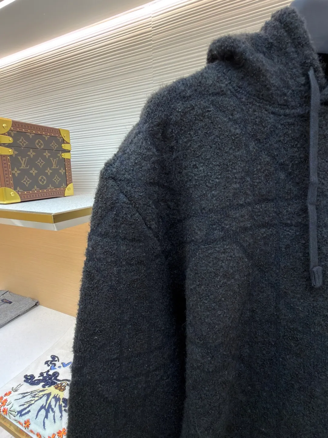 Dior diamond pattern jacquard knitted hoodie ●Original version: 24000 purchased and developed ●Item number: 1681969-C70 ●Fabric: wool blended fabric ●Technology: jacquard knitting ●Color: black ●Version: fitted version ●Weight: about 1415 grams ●Size: S-M-L-XL ●Description: This is LV The 2025 autumn and winter series of plush hooded sweaters are made of 100% Albaka wool blend, and the yarn contains 30% alpaca. It is woven with a 16-needle coarse weaving process. The surface presents a matte plush texture and is twice as warm as ordinary wool. The main body of the garment is made of rhombus plaid jacquard, with a three-dimensional texture formed by alternating front and back stitching techniques without additional seams. The hood is made of one-piece knitting, with an invisible shaping lining built into the brim, making it more comfortable to wear. The drawstring is made of core-spun rope of the same material, and the rope ends are treated with metal crimping, making it durable and not easy to wear. The finished product is ironed with low-temperature steam to avoid damage to the plush fibers. The cuffs and hem are ribbed for long-lasting elasticity and a good fit. The whole piece is sewn in an Italian workshop, with no exposed threads in the details, continuing the exquisite standards of the brand's high-end knitted items. The overall stitching is straight and delicate, the fabric is comfortable and soft, and the color is consistent with no color difference. It can be matched with the same style to create a fashionable look and control various occasions. Customized accessories, complete with three standards, the same style for men and women!