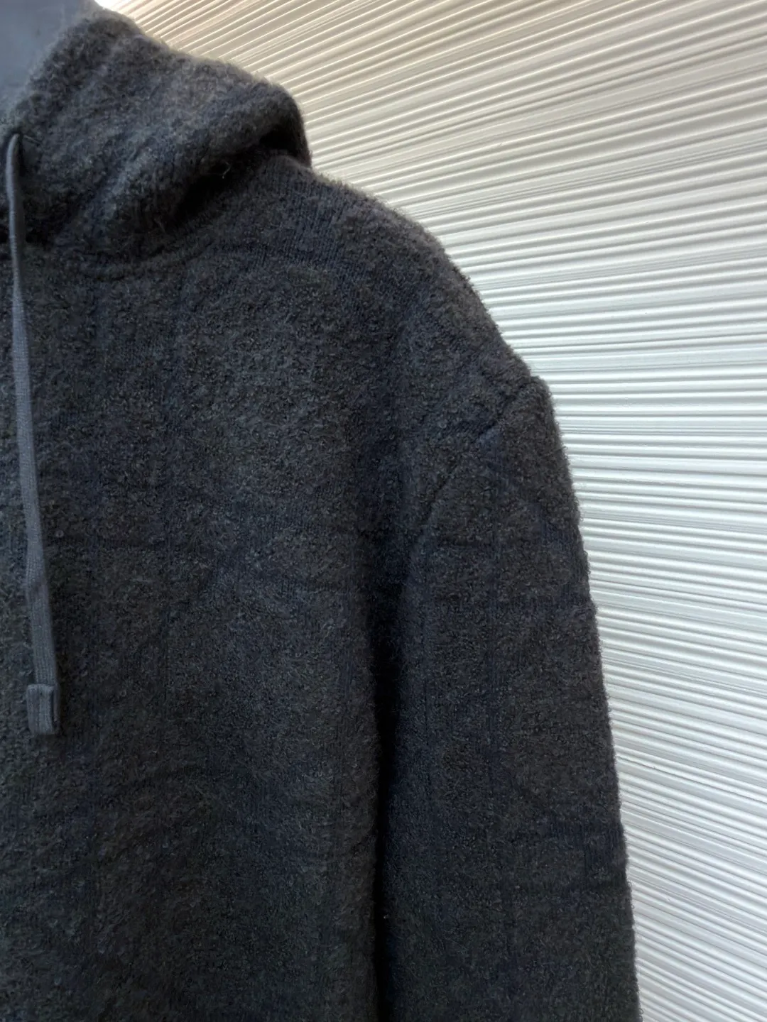 Dior diamond pattern jacquard knitted hoodie ●Original version: 24000 purchased and developed ●Item number: 1681969-C70 ●Fabric: wool blended fabric ●Technology: jacquard knitting ●Color: black ●Version: fitted version ●Weight: about 1415 grams ●Size: S-M-L-XL ●Description: This is LV The 2025 autumn and winter series of plush hooded sweaters are made of 100% Albaka wool blend, and the yarn contains 30% alpaca. It is woven with a 16-needle coarse weaving process. The surface presents a matte plush texture and is twice as warm as ordinary wool. The main body of the garment is made of rhombus plaid jacquard, with a three-dimensional texture formed by alternating front and back stitching techniques without additional seams. The hood is made of one-piece knitting, with an invisible shaping lining built into the brim, making it more comfortable to wear. The drawstring is made of core-spun rope of the same material, and the rope ends are treated with metal crimping, making it durable and not easy to wear. The finished product is ironed with low-temperature steam to avoid damage to the plush fibers. The cuffs and hem are ribbed for long-lasting elasticity and a good fit. The whole piece is sewn in an Italian workshop, with no exposed threads in the details, continuing the exquisite standards of the brand's high-end knitted items. The overall stitching is straight and delicate, the fabric is comfortable and soft, and the color is consistent with no color difference. It can be matched with the same style to create a fashionable look and control various occasions. Customized accessories, complete with three standards, the same style for men and women!