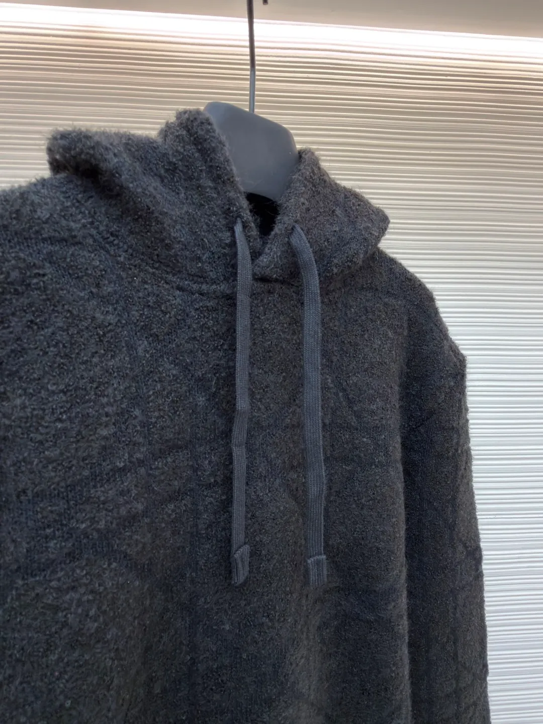 Dior diamond pattern jacquard knitted hoodie ●Original version: 24000 purchased and developed ●Item number: 1681969-C70 ●Fabric: wool blended fabric ●Technology: jacquard knitting ●Color: black ●Version: fitted version ●Weight: about 1415 grams ●Size: S-M-L-XL ●Description: This is LV The 2025 autumn and winter series of plush hooded sweaters are made of 100% Albaka wool blend, and the yarn contains 30% alpaca. It is woven with a 16-needle coarse weaving process. The surface presents a matte plush texture and is twice as warm as ordinary wool. The main body of the garment is made of rhombus plaid jacquard, with a three-dimensional texture formed by alternating front and back stitching techniques without additional seams. The hood is made of one-piece knitting, with an invisible shaping lining built into the brim, making it more comfortable to wear. The drawstring is made of core-spun rope of the same material, and the rope ends are treated with metal crimping, making it durable and not easy to wear. The finished product is ironed with low-temperature steam to avoid damage to the plush fibers. The cuffs and hem are ribbed for long-lasting elasticity and a good fit. The whole piece is sewn in an Italian workshop, with no exposed threads in the details, continuing the exquisite standards of the brand's high-end knitted items. The overall stitching is straight and delicate, the fabric is comfortable and soft, and the color is consistent with no color difference. It can be matched with the same style to create a fashionable look and control various occasions. Customized accessories, complete with three standards, the same style for men and women!