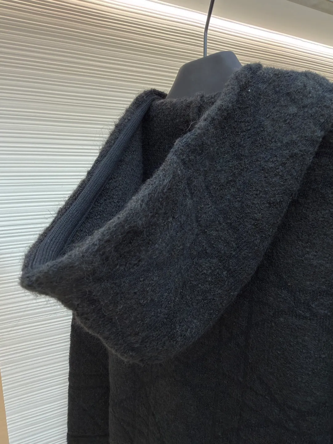 Dior diamond pattern jacquard knitted hoodie ●Original version: 24000 purchased and developed ●Item number: 1681969-C70 ●Fabric: wool blended fabric ●Technology: jacquard knitting ●Color: black ●Version: fitted version ●Weight: about 1415 grams ●Size: S-M-L-XL ●Description: This is LV The 2025 autumn and winter series of plush hooded sweaters are made of 100% Albaka wool blend, and the yarn contains 30% alpaca. It is woven with a 16-needle coarse weaving process. The surface presents a matte plush texture and is twice as warm as ordinary wool. The main body of the garment is made of rhombus plaid jacquard, with a three-dimensional texture formed by alternating front and back stitching techniques without additional seams. The hood is made of one-piece knitting, with an invisible shaping lining built into the brim, making it more comfortable to wear. The drawstring is made of core-spun rope of the same material, and the rope ends are treated with metal crimping, making it durable and not easy to wear. The finished product is ironed with low-temperature steam to avoid damage to the plush fibers. The cuffs and hem are ribbed for long-lasting elasticity and a good fit. The whole piece is sewn in an Italian workshop, with no exposed threads in the details, continuing the exquisite standards of the brand's high-end knitted items. The overall stitching is straight and delicate, the fabric is comfortable and soft, and the color is consistent with no color difference. It can be matched with the same style to create a fashionable look and control various occasions. Customized accessories, complete with three standards, the same style for men and women!