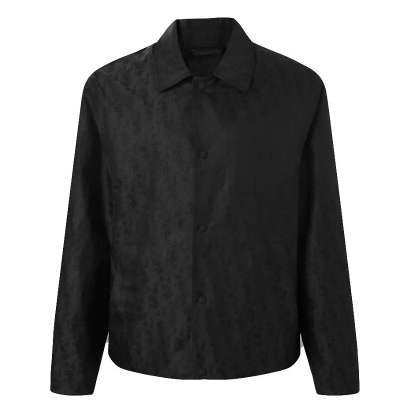 🅿️620 [Exclusive supply] CD full-frame jacquard lapel jacket (black) The fabric is made of 100% nylon fabric. The ultra-fine denier yarn is made through precision weaving technology to achieve a fabric density of 580 needles/square inch, which is lightweight while building a strong frame. The microporous structure is breathable and water-repellent, greatly improving the performance of the finished product in multiple occasions. Advanced laser jacquard technology is used to form a concave and convex texture on the surface of the fabric, with a strong three-dimensional effect and a more obvious 3D effect. The pattern is clear and delicate, and the color is full and even. Size:46/48/50/52