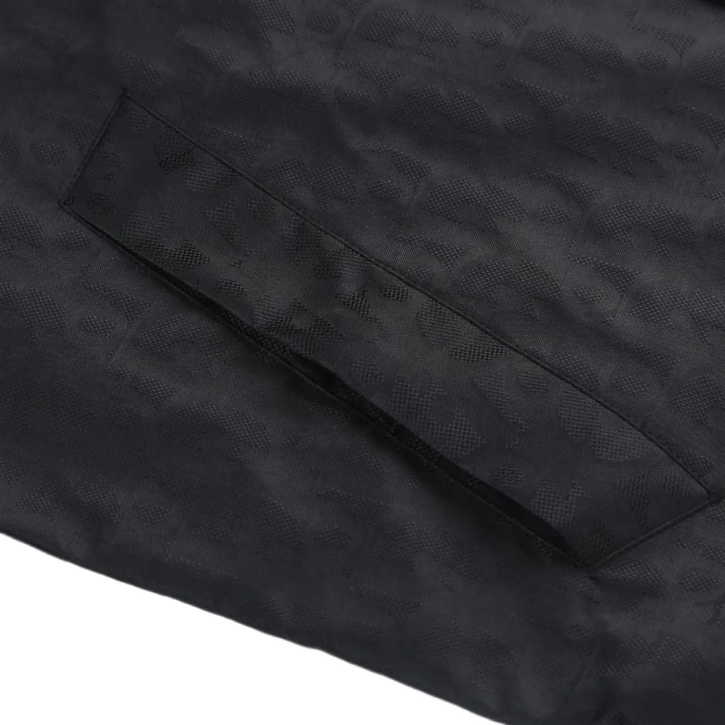 🅿️620 [Exclusive supply] CD full-frame jacquard lapel jacket (black) The fabric is made of 100% nylon fabric. The ultra-fine denier yarn is made through precision weaving technology to achieve a fabric density of 580 needles/square inch, which is lightweight while building a strong frame. The microporous structure is breathable and water-repellent, greatly improving the performance of the finished product in multiple occasions. Advanced laser jacquard technology is used to form a concave and convex texture on the surface of the fabric, with a strong three-dimensional effect and a more obvious 3D effect. The pattern is clear and delicate, and the color is full and even. Size:46/48/50/52