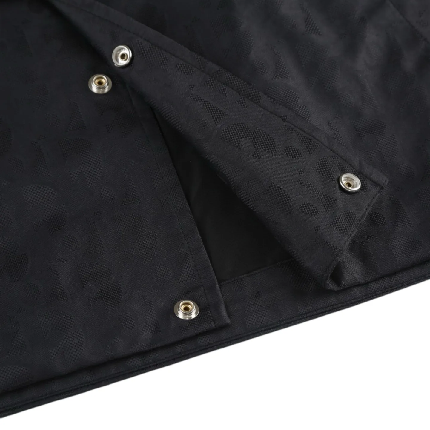 🅿️620 [Exclusive supply] CD full-frame jacquard lapel jacket (black) The fabric is made of 100% nylon fabric. The ultra-fine denier yarn is made through precision weaving technology to achieve a fabric density of 580 needles/square inch, which is lightweight while building a strong frame. The microporous structure is breathable and water-repellent, greatly improving the performance of the finished product in multiple occasions. Advanced laser jacquard technology is used to form a concave and convex texture on the surface of the fabric, with a strong three-dimensional effect and a more obvious 3D effect. The pattern is clear and delicate, and the color is full and even. Size:46/48/50/52