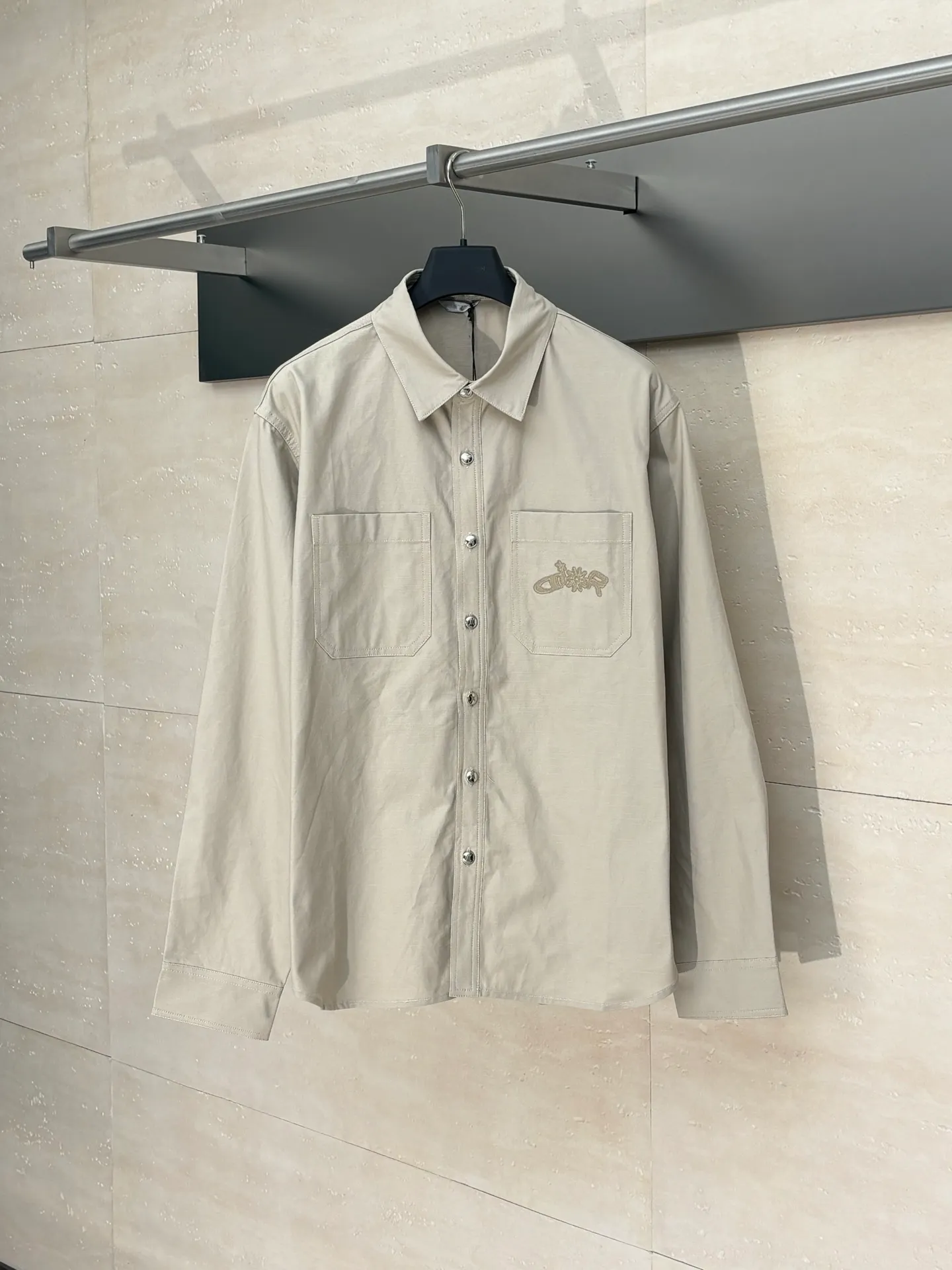 🅿️460 DIO*/Dior 25 autumn and winter new LH Hamilton co-branded embroidered shirt is made of custom-made blue cotton fabric, which feels soft and waxy yet sinewy, not comparable to cheap products! It uses a fabric pre-shrinking and setting machine imported from Italy. It does not deform or shrink no matter how many times it is washed, and the color is firmly locked in. The more I look at it, the more I like it! The chest and trouser legs are decorated with embroidery. Every stitch of the Swiss high-precision embroidery machine is stably and accurately embroidered. The lines of the joint pattern are smooth and the same color as the fabric but with a sense of layering! The old letter printed label on the back waist, high temperature and high pressure "welds" the pattern on the fabric, which can be matched with many types of clothing to create a fashionable look. Customized accessories, three complete sizes Size: S/M/L/XL