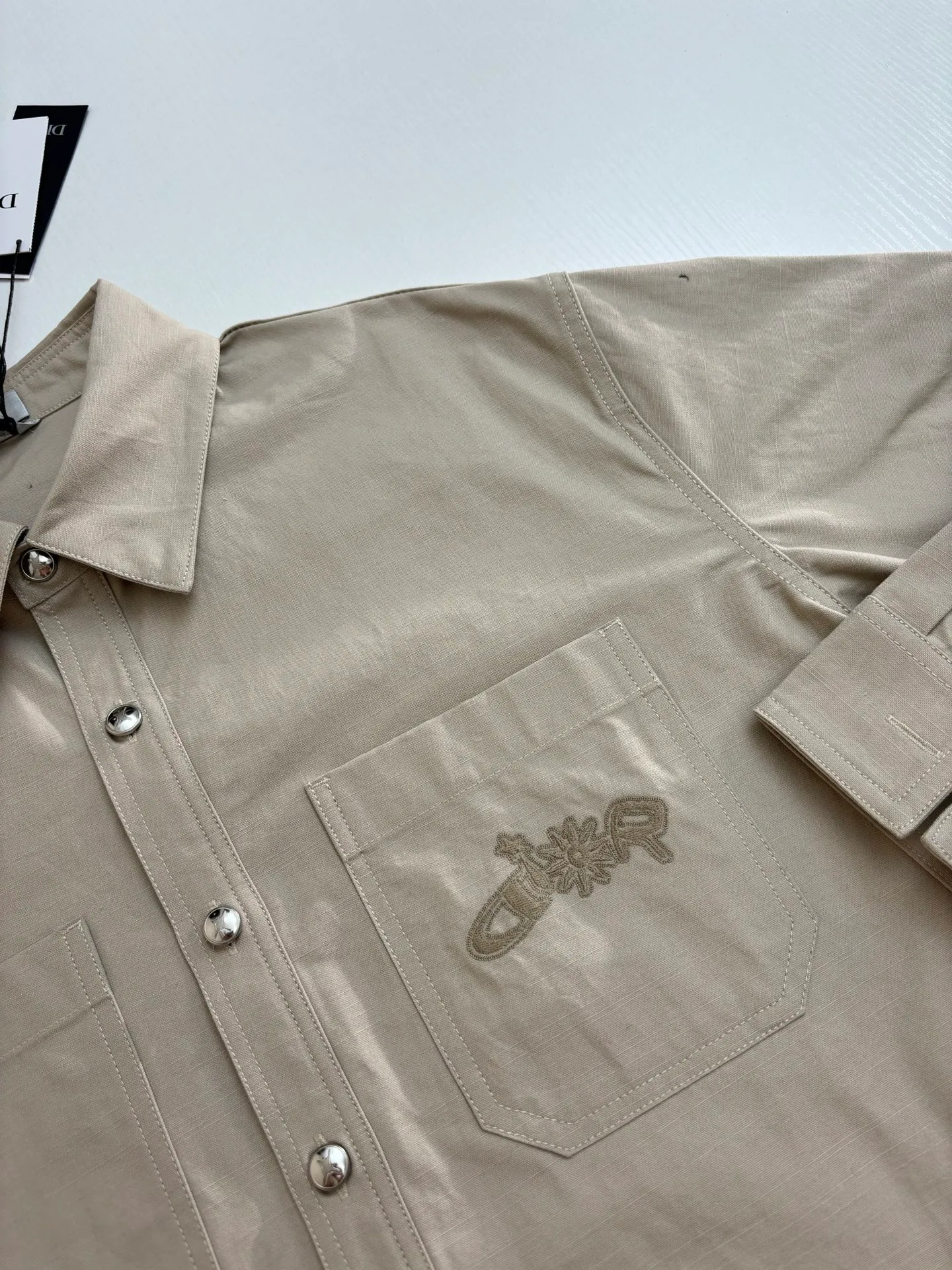 🅿️460 DIO*/Dior 25 autumn and winter new LH Hamilton co-branded embroidered shirt is made of custom-made blue cotton fabric, which feels soft and waxy yet sinewy, not comparable to cheap products! It uses a fabric pre-shrinking and setting machine imported from Italy. It does not deform or shrink no matter how many times it is washed, and the color is firmly locked in. The more I look at it, the more I like it! The chest and trouser legs are decorated with embroidery. Every stitch of the Swiss high-precision embroidery machine is stably and accurately embroidered. The lines of the joint pattern are smooth and the same color as the fabric but with a sense of layering! The old letter printed label on the back waist, high temperature and high pressure "welds" the pattern on the fabric, which can be matched with many types of clothing to create a fashionable look. Customized accessories, three complete sizes Size: S/M/L/XL