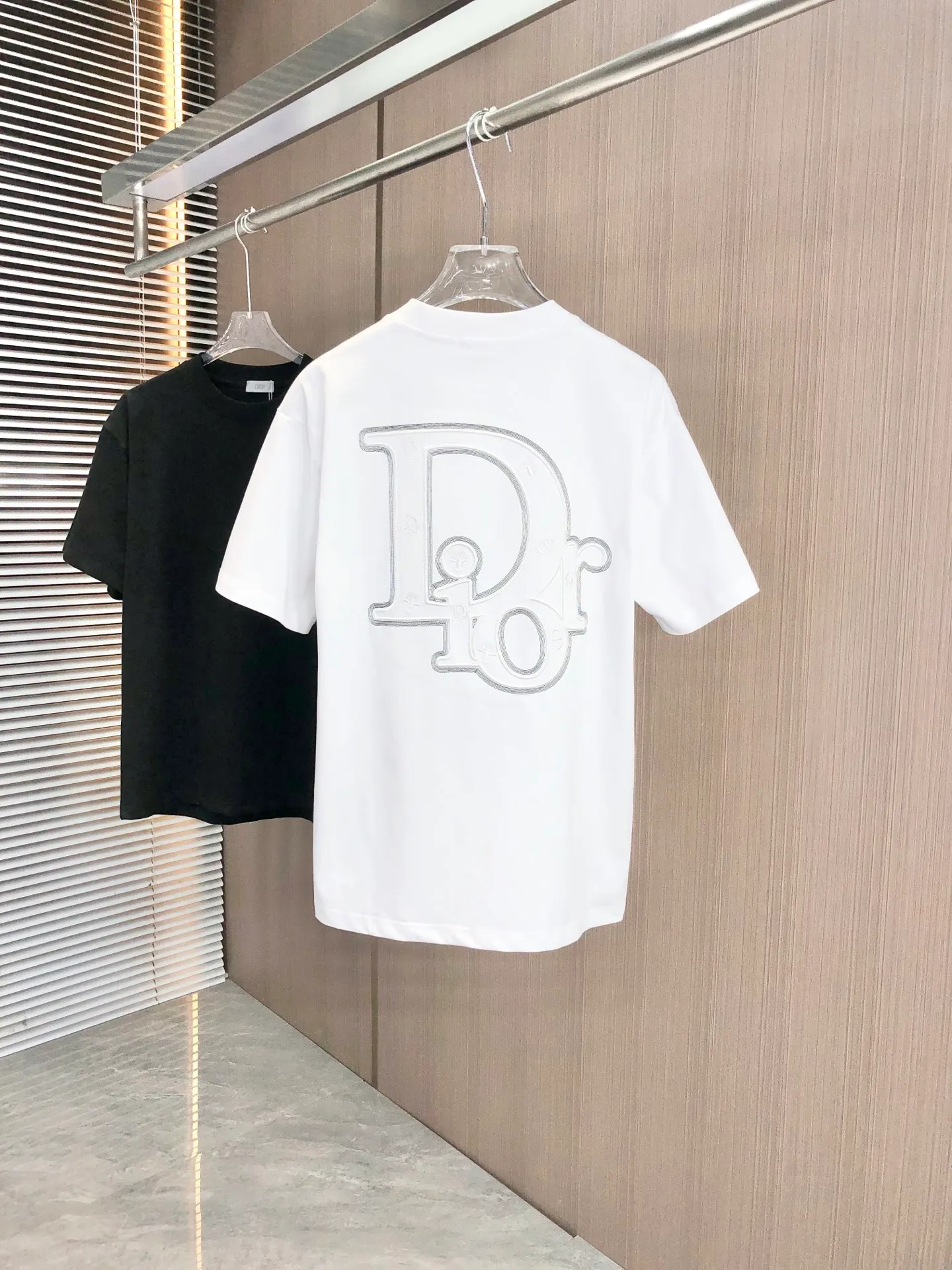 🅿️200 Dior 2025 Spring and Summer New Style Round Neck Short Sleeves Hollow Embroidery of Arch Bridge ➕Single Needle Embroidery Full of Details Made of High Weight 320g Double Yarn Combed Cotton Fabric Slightly Loose Fit Fabric Feels Soft and Thick Same Style for Men and Women Color: Black White Code Number: SMLXLXXL