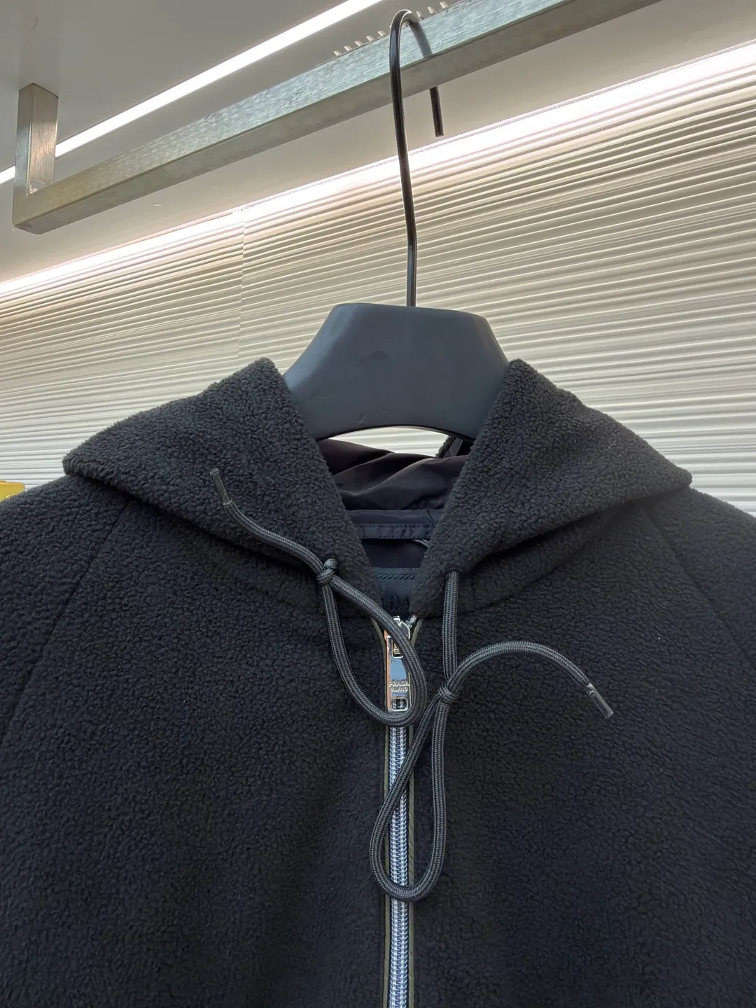 Prada Polar Fleece Jacket ●Original version: Purchased and developed by 13138 ●Item No.: 1682329-B50 ●Fabric: Polar fleece fabric ●Technology: Positioned cutting machine production ●Color: black ●Version: Fitted version ●Weight: about 635 grams ●Size: S-M-L-XL ●Description: The woven fabric is brushed, that is, the fiber surface is fluffed through mechanical brushing to form fluff. Then the shaking process is carried out. The fabric is shaken under high temperature and humid conditions, so that the fibers form small spherical particles, which increases the fluffiness and warmth of the fabric. Polar fleece fabric undergoes a dyeing process to ensure uniform and long-lasting color. After dyeing, the fabric undergoes finishing processes such as shaping and calendering to improve the feel and appearance. Splice the cut parts (such as front and back panels, sleeves, hats, etc.) according to the design requirements. When splicing, you need to pay attention to aligning the seams to ensure that the splicing is smooth and wrinkle-free. For parts that are prone to wear, such as collars, cuffs, and hems, hemming is used to increase elasticity and durability. At the same time, details such as zippers and pockets also need to be carefully processed to ensure functionality and aesthetics. Choose high-quality metal zippers to ensure that the zippers are smooth and durable. The color of the zipper needs to be coordinated with the color of the main body of the jacket to enhance the overall aesthetics. The overall wiring is straight. Delicate, the fabric is comfortable and soft, the color is consistent and there is no color difference. It can be matched with the same style to create a fashionable look and control various occasions. Customized accessories, complete with three standards, same style for men and women!
