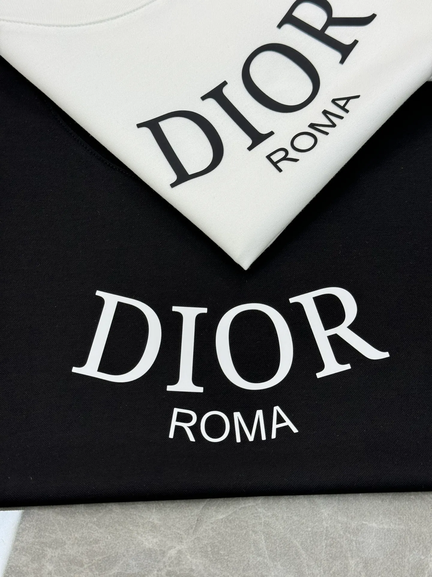 🅿️180 Dior 25s new summer cotton round neck short sleeves❤️Classic brand letter logo on the chest. High temperature three-dimensional heat transfer process. Preferred 260g pure cotton fabric! ! ! It is tight and thick and will not become thinner with washing... Mao Mao Party, who has high requirements for comfort, closes his eyes and flushes... The outline of the brand letters is clear and three-dimensional, revealing the visual impact of the picture! Color: White. Black. Size: s-xxl
