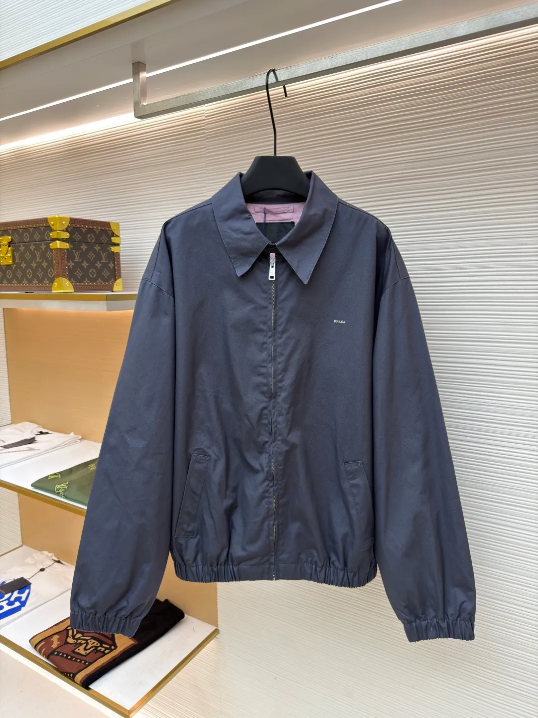 PRADA Embroidered Logo Zipper Executive Jacket ●Original version: Purchased and developed for 19300 ●Item number: 1680843-B60 ●Material: Xinjiang lamb cotton fabric ●Technology: embroidery production ●Version: fitted version ●Weight: about 775 grams ●Size: 46-48-50-52 ●Description: 32-count cotton yarn is dyed and woven. This cotton material is made of Xinjiang small white cotton, which is dyed 1:1 after the original custom weaving. The interlining is made of the same material and is custom-woven and dyed. The fabric took two months to make. The chest embroidery is made using an imported embroidery machine. The effect presents a three-dimensional visual sense, and each letter line is clear. The inner lining is decorated with hyacinths, dates are punched, the bags are opened, etc... The workmanship of the entire garment is close to 30%. The zipper is electroplated in bright white No. 5, with the brand's logo laser-engraved on the surface, and the buttons are made of natural resin. This cotton jacket features a relaxed style with a soft, lightweight silhouette. Sophisticated details complete this modern, simple garment, embellished with a monogram logo. Regular fit. Shirt collar. Straight-cut sleeves. Zip closure. Welt pockets. Elasticized cuffs. Dropped shoulders. Lined elasticated hem. Embroidered monogram logo at front. The overall wiring is straight and delicate, the fabric is comfortable and soft, and the color is consistent without color difference. It can be matched with the same style to create a fashionable look and control various occasions. Customized accessories, complete with three standards, same style for men and women!