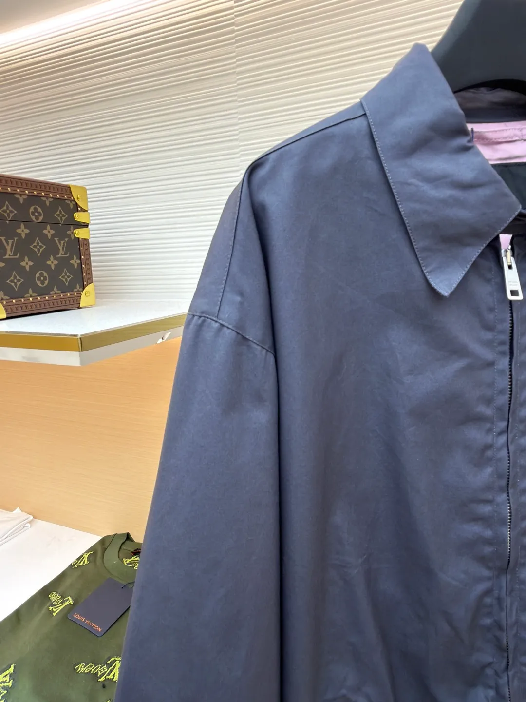 PRADA Embroidered Logo Zipper Executive Jacket ●Original version: Purchased and developed for 19300 ●Item number: 1680843-B60 ●Material: Xinjiang lamb cotton fabric ●Technology: embroidery production ●Version: fitted version ●Weight: about 775 grams ●Size: 46-48-50-52 ●Description: 32-count cotton yarn is dyed and woven. This cotton material is made of Xinjiang small white cotton, which is dyed 1:1 after the original custom weaving. The interlining is made of the same material and is custom-woven and dyed. The fabric took two months to make. The chest embroidery is made using an imported embroidery machine. The effect presents a three-dimensional visual sense, and each letter line is clear. The inner lining is decorated with hyacinths, dates are punched, the bags are opened, etc... The workmanship of the entire garment is close to 30%. The zipper is electroplated in bright white No. 5, with the brand's logo laser-engraved on the surface, and the buttons are made of natural resin. This cotton jacket features a relaxed style with a soft, lightweight silhouette. Sophisticated details complete this modern, simple garment, embellished with a monogram logo. Regular fit. Shirt collar. Straight-cut sleeves. Zip closure. Welt pockets. Elasticized cuffs. Dropped shoulders. Lined elasticated hem. Embroidered monogram logo at front. The overall wiring is straight and delicate, the fabric is comfortable and soft, and the color is consistent without color difference. It can be matched with the same style to create a fashionable look and control various occasions. Customized accessories, complete with three standards, same style for men and women!