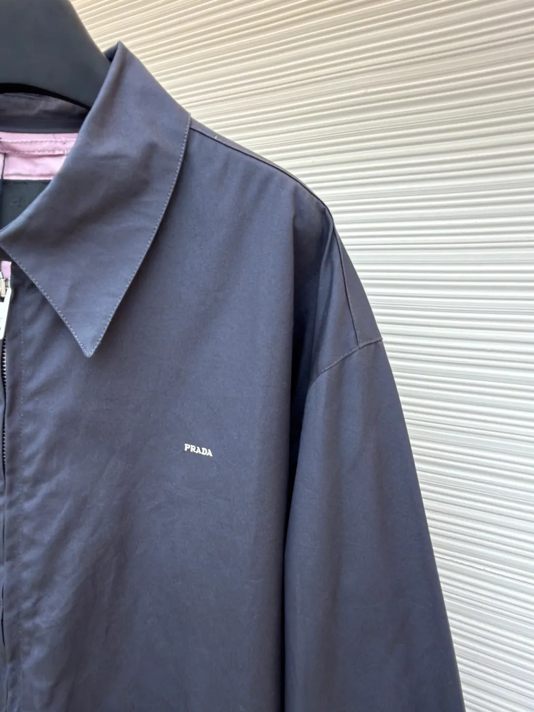 PRADA Embroidered Logo Zipper Executive Jacket ●Original version: Purchased and developed for 19300 ●Item number: 1680843-B60 ●Material: Xinjiang lamb cotton fabric ●Technology: embroidery production ●Version: fitted version ●Weight: about 775 grams ●Size: 46-48-50-52 ●Description: 32-count cotton yarn is dyed and woven. This cotton material is made of Xinjiang small white cotton, which is dyed 1:1 after the original custom weaving. The interlining is made of the same material and is custom-woven and dyed. The fabric took two months to make. The chest embroidery is made using an imported embroidery machine. The effect presents a three-dimensional visual sense, and each letter line is clear. The inner lining is decorated with hyacinths, dates are punched, the bags are opened, etc... The workmanship of the entire garment is close to 30%. The zipper is electroplated in bright white No. 5, with the brand's logo laser-engraved on the surface, and the buttons are made of natural resin. This cotton jacket features a relaxed style with a soft, lightweight silhouette. Sophisticated details complete this modern, simple garment, embellished with a monogram logo. Regular fit. Shirt collar. Straight-cut sleeves. Zip closure. Welt pockets. Elasticized cuffs. Dropped shoulders. Lined elasticated hem. Embroidered monogram logo at front. The overall wiring is straight and delicate, the fabric is comfortable and soft, and the color is consistent without color difference. It can be matched with the same style to create a fashionable look and control various occasions. Customized accessories, complete with three standards, same style for men and women!