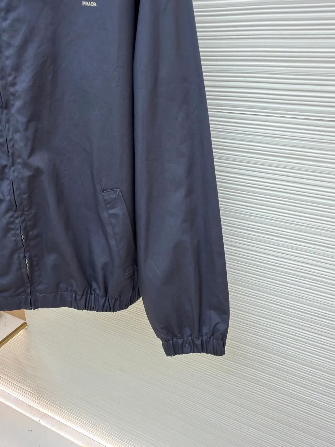 PRADA Embroidered Logo Zipper Executive Jacket ●Original version: Purchased and developed for 19300 ●Item number: 1680843-B60 ●Material: Xinjiang lamb cotton fabric ●Technology: embroidery production ●Version: fitted version ●Weight: about 775 grams ●Size: 46-48-50-52 ●Description: 32-count cotton yarn is dyed and woven. This cotton material is made of Xinjiang small white cotton, which is dyed 1:1 after the original custom weaving. The interlining is made of the same material and is custom-woven and dyed. The fabric took two months to make. The chest embroidery is made using an imported embroidery machine. The effect presents a three-dimensional visual sense, and each letter line is clear. The inner lining is decorated with hyacinths, dates are punched, the bags are opened, etc... The workmanship of the entire garment is close to 30%. The zipper is electroplated in bright white No. 5, with the brand's logo laser-engraved on the surface, and the buttons are made of natural resin. This cotton jacket features a relaxed style with a soft, lightweight silhouette. Sophisticated details complete this modern, simple garment, embellished with a monogram logo. Regular fit. Shirt collar. Straight-cut sleeves. Zip closure. Welt pockets. Elasticized cuffs. Dropped shoulders. Lined elasticated hem. Embroidered monogram logo at front. The overall wiring is straight and delicate, the fabric is comfortable and soft, and the color is consistent without color difference. It can be matched with the same style to create a fashionable look and control various occasions. Customized accessories, complete with three standards, same style for men and women!