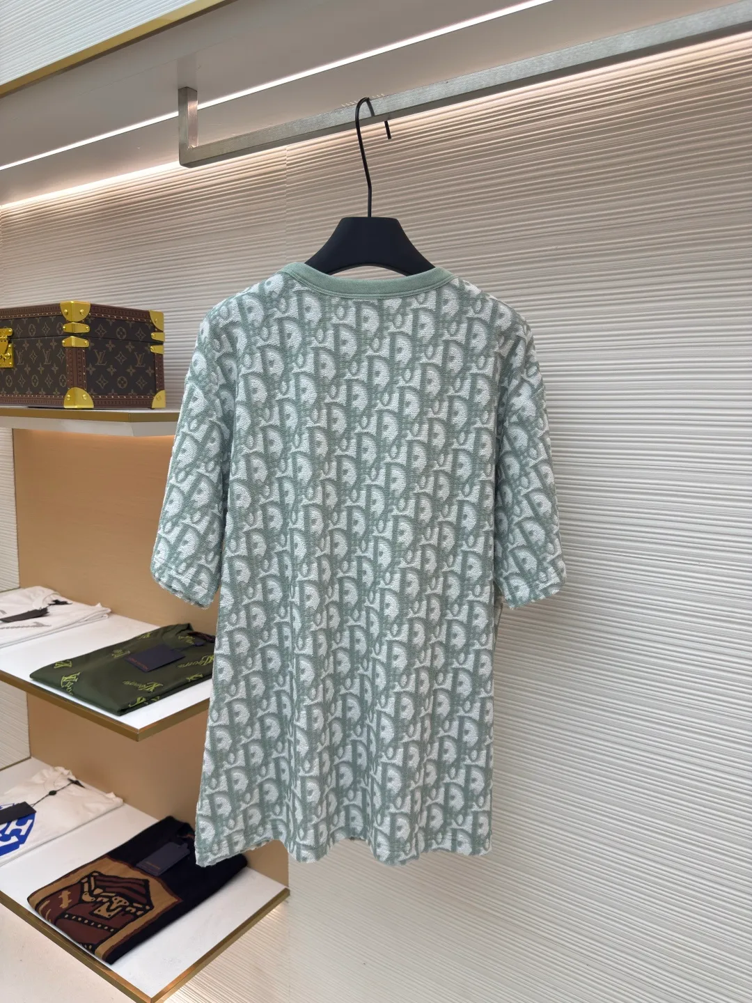 Dior two-color towel jacquard T-shirt ●Original version: purchased and developed for 7700 ●Item number: 1680702-A35 ●Fabric: towel fabric ●Technology: jacquard production ●Version: fitted version ●Weight: about 330 grams ●Size: XS-S-M-L ●Description: The fabric is made of single-sided jacquard terry cloth, the bottom is made of 50s double-ply long-staple cotton yarn, the middle layer is 75D spandex high elastic yarn, the loop is made of 60s double-ply ring-spun combed cotton yarn, purchased in green and blue Two samples are made to order and dye bulk yarn colors. A 20-needle single-sided terry jacquard machine is used to weave the embryonic fabric, which is then washed and shaped to produce the finished fabric. After the washing process, the ring-spun yarn terry is more fluffy and three-dimensional than the compact-spun yarn. The ribs are woven using a horizontal machine, and the yarns are dyed and section-dyed to create a finished rib with a colored flower effect. The overall wiring is straight and delicate, the fabric is comfortable and soft, and the color is consistent without color difference. It can be matched with the same style to create a fashionable look and control various occasions. Customized accessories, complete with three standards, same style for men and women!