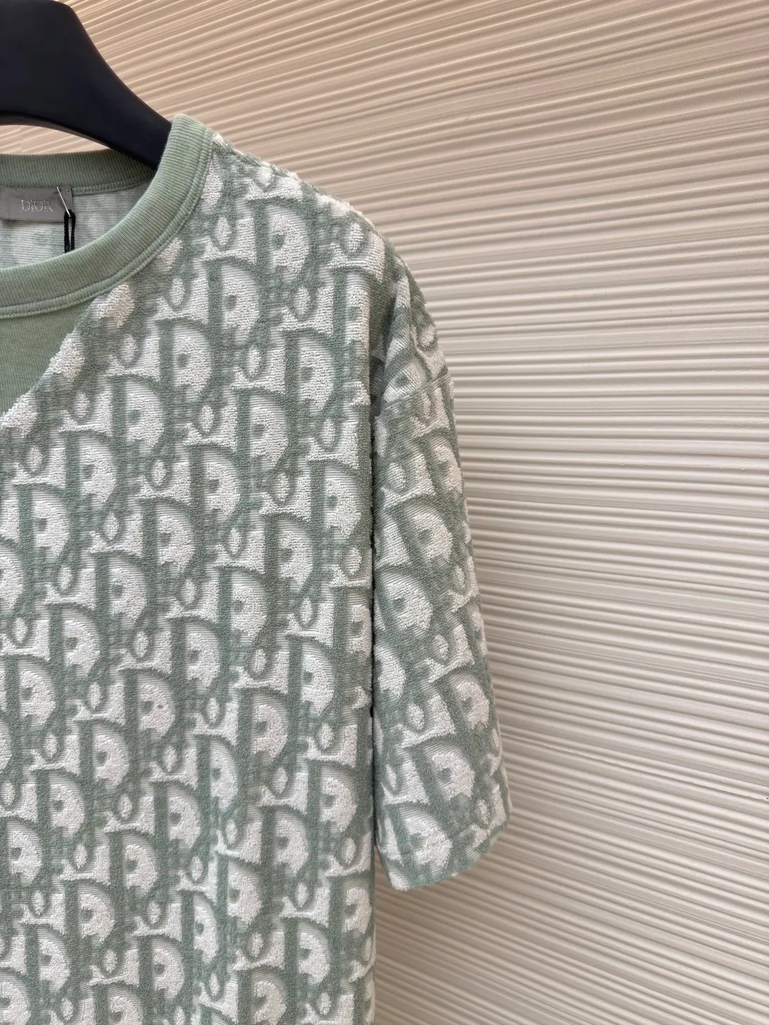 Dior two-color towel jacquard T-shirt ●Original version: purchased and developed for 7700 ●Item number: 1680702-A35 ●Fabric: towel fabric ●Technology: jacquard production ●Version: fitted version ●Weight: about 330 grams ●Size: XS-S-M-L ●Description: The fabric is made of single-sided jacquard terry cloth, the bottom is made of 50s double-ply long-staple cotton yarn, the middle layer is 75D spandex high elastic yarn, the loop is made of 60s double-ply ring-spun combed cotton yarn, purchased in green and blue Two samples are made to order and dye bulk yarn colors. A 20-needle single-sided terry jacquard machine is used to weave the embryonic fabric, which is then washed and shaped to produce the finished fabric. After the washing process, the ring-spun yarn terry is more fluffy and three-dimensional than the compact-spun yarn. The ribs are woven using a horizontal machine, and the yarns are dyed and section-dyed to create a finished rib with a colored flower effect. The overall wiring is straight and delicate, the fabric is comfortable and soft, and the color is consistent without color difference. It can be matched with the same style to create a fashionable look and control various occasions. Customized accessories, complete with three standards, same style for men and women!