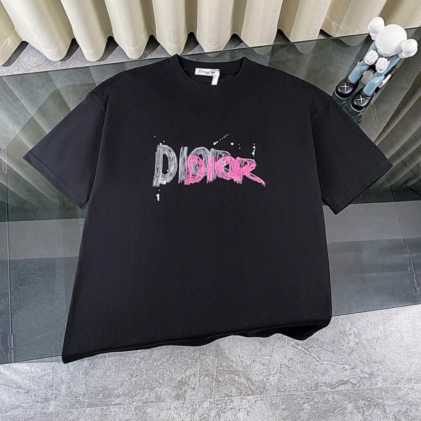 🅿️170 Dior 2025 new classic letters full-print graffiti short-sleeved round neck T-shirt for men and women. Fabric: 310 heavyweight pure cotton, feel free to compare. Made of specific heavyweight 32S fine cotton jersey fabric, 280g weight; with 32s+70D drawbar thread, 280g: 95/fine cotton*5% spandex double yarn rib. The worsted cotton material is light, thin and breathable, with a strong cotton feel on the hand and strong breathability and moisture absorption; the threads are woven into combed cotton fabric using a blending process, making the fabric very soft to the touch. The worsted cotton material is light and breathable, has a strong cotton feel on the hand, is breathable and hygroscopic; it is not easy to wrinkle and does not require special care. 32-needle high-end textile imported from the rib, 70D ultra-fine elastic stitching, nearly non-feeling stitching, comfortable and fit the body shape.  A full set of new Dior accessories, suitable for both men and women. Color: white, black. Size: S-XL