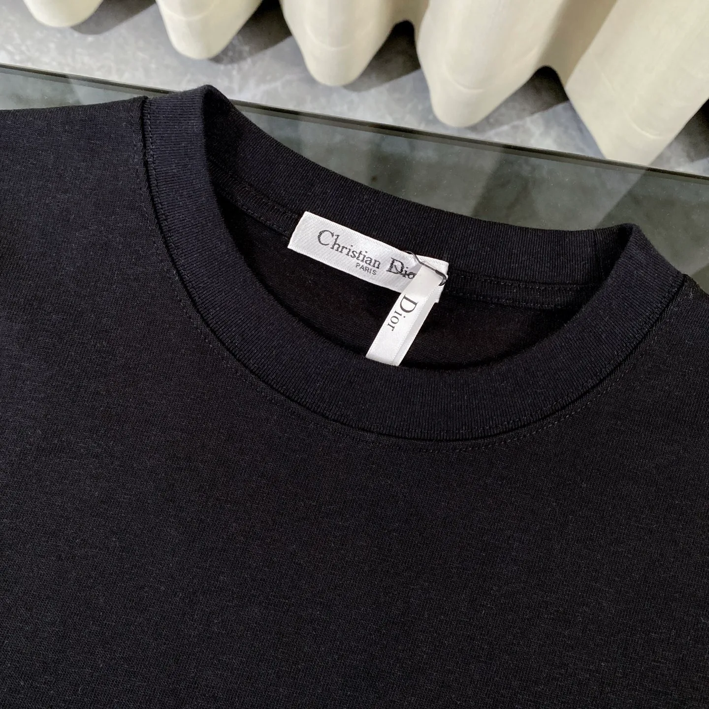 🅿️170 Dior 2025 new classic letters full-print graffiti short-sleeved round neck T-shirt for men and women. Fabric: 310 heavyweight pure cotton, feel free to compare. Made of specific heavyweight 32S fine cotton jersey fabric, 280g weight; with 32s+70D drawbar thread, 280g: 95/fine cotton*5% spandex double yarn rib. The worsted cotton material is light, thin and breathable, with a strong cotton feel on the hand and strong breathability and moisture absorption; the threads are woven into combed cotton fabric using a blending process, making the fabric very soft to the touch. The worsted cotton material is light and breathable, has a strong cotton feel on the hand, is breathable and hygroscopic; it is not easy to wrinkle and does not require special care. 32-needle high-end textile imported from the rib, 70D ultra-fine elastic stitching, nearly non-feeling stitching, comfortable and fit the body shape.  A full set of new Dior accessories, suitable for both men and women. Color: white, black. Size: S-XL
