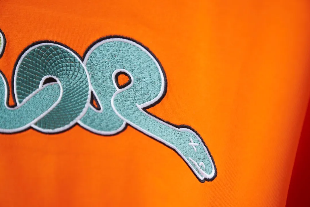 🅿️190 Christian D*or 25SS new early spring DIOR AND KAWS limited series short-sleeved, light luxury, essential item for daily commuting for men and women, correct version, welcome to compare, detailed features · 280g 100% pure cotton double yarn jersey fabric · Custom dyed in the same cylinder, special thickened 32 count double-ply 1X1 thread · Imported Tajima machine embroidery, snake-shaped DIOR logo embroidered on the chest · High-definition CANNY imported machine printing on the hem · Double-needle cross-stitching process · Original main mark, washed tag, branded moisture-proof paper packaging Color: Orange/White Size: S/M/L/XL