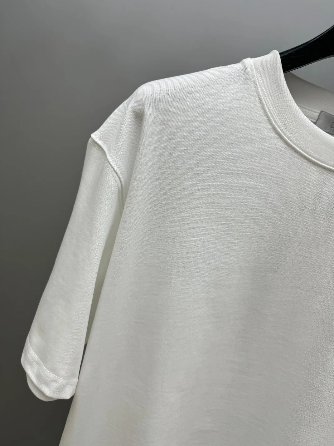 🅿️220 (top version, different currency) will not be taken off the shelves all year round, sell with confidence. Style: Dior/DIO.R short-sleeved T-shirt. Fabric: 300g double yarn 100% cotton. Rib: 320g heavy Sorona 1*1 trendy brand. Craftsmanship: imported machine embroidered logo on the front and rear. Color: white black red. Size: XS S M L. No gender distinction. Same style for men and women.