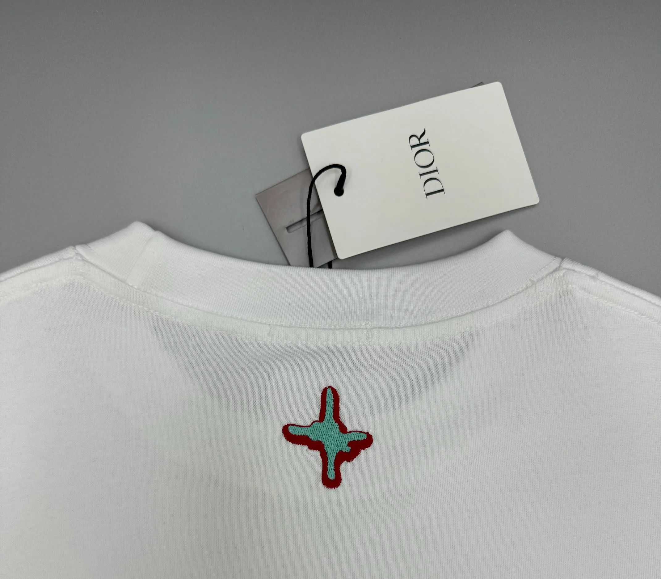 🅿️220 (top version, different currency) will not be taken off the shelves all year round, sell with confidence. Style: Dior/DIO.R short-sleeved T-shirt. Fabric: 300g double yarn 100% cotton. Rib: 320g heavy Sorona 1*1 trendy brand. Craftsmanship: imported machine embroidered logo on the front and rear. Color: white black red. Size: XS S M L. No gender distinction. Same style for men and women.