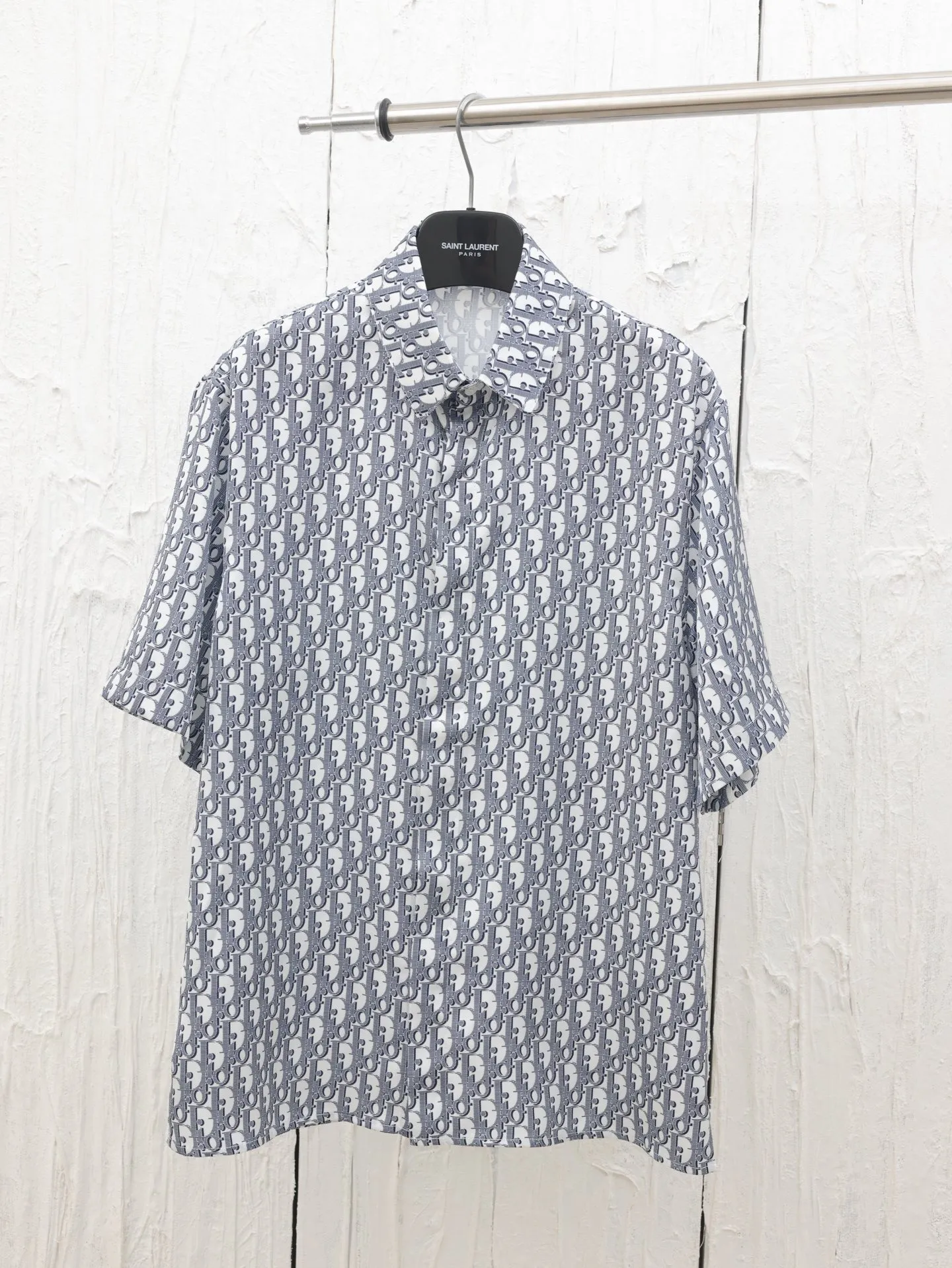 🅿️396 Dio*/Dior 25 new logo classic all-over printed old flower shirt. This village shirt is decorated with classic Oblique print. Crafted from white and blue mulberry silk twill fabric, it features a peaked collar and arc-shaped hem for a casual style. Wear with the matching pajamas or shorts for a sophisticated look.  Size: 39/40/41/42