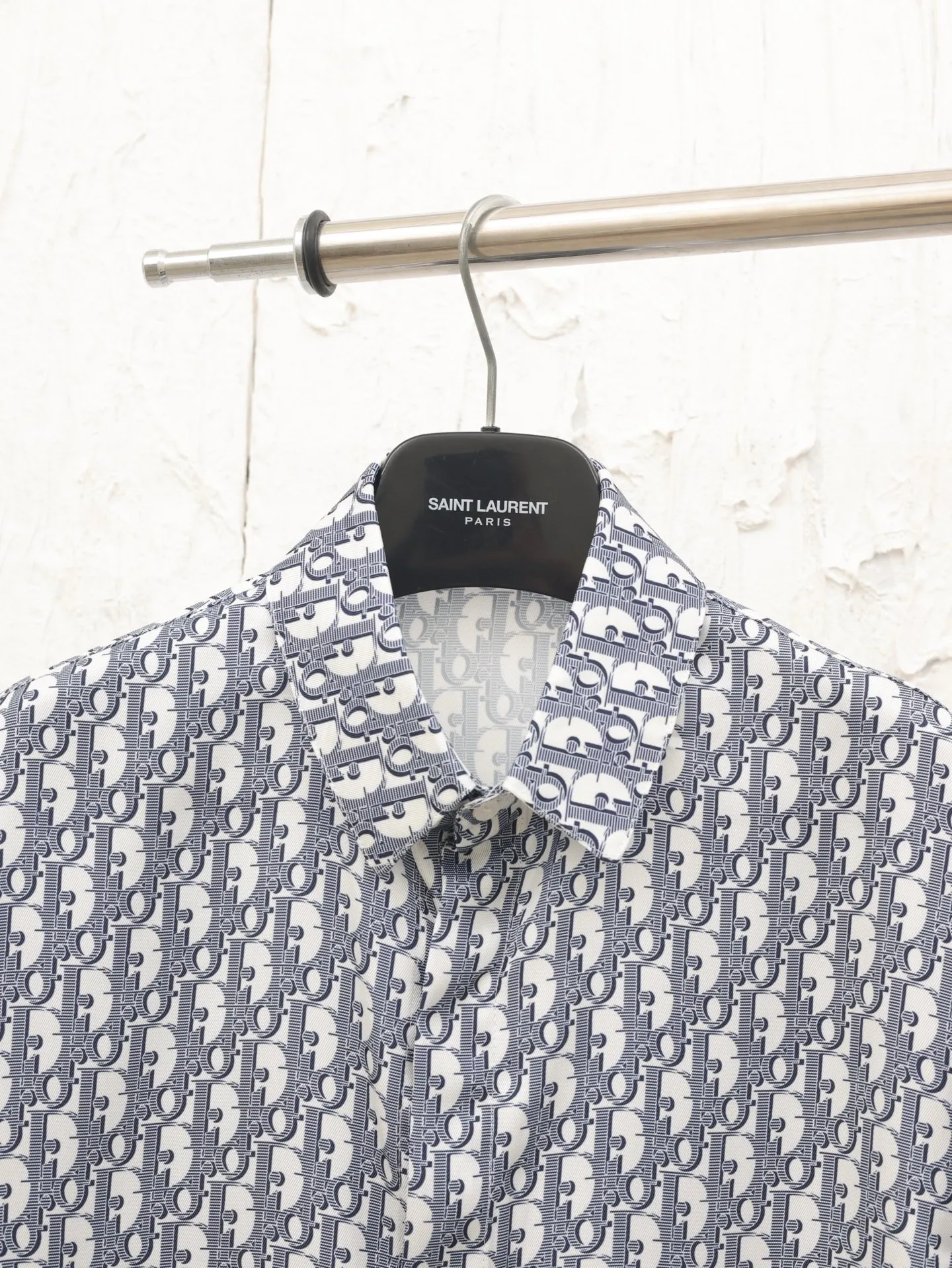 🅿️396 Dio*/Dior 25 new logo classic all-over printed old flower shirt. This village shirt is decorated with classic Oblique print. Crafted from white and blue mulberry silk twill fabric, it features a peaked collar and arc-shaped hem for a casual style. Wear with the matching pajamas or shorts for a sophisticated look.  Size: 39/40/41/42
