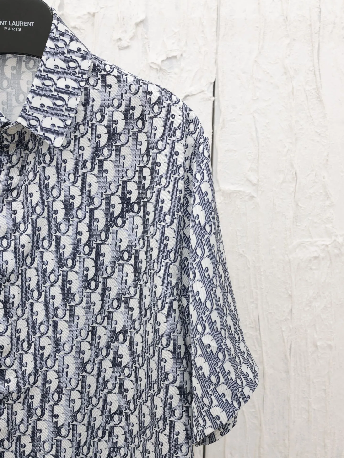 🅿️396 Dio*/Dior 25 new logo classic all-over printed old flower shirt. This village shirt is decorated with classic Oblique print. Crafted from white and blue mulberry silk twill fabric, it features a peaked collar and arc-shaped hem for a casual style. Wear with the matching pajamas or shorts for a sophisticated look.  Size: 39/40/41/42