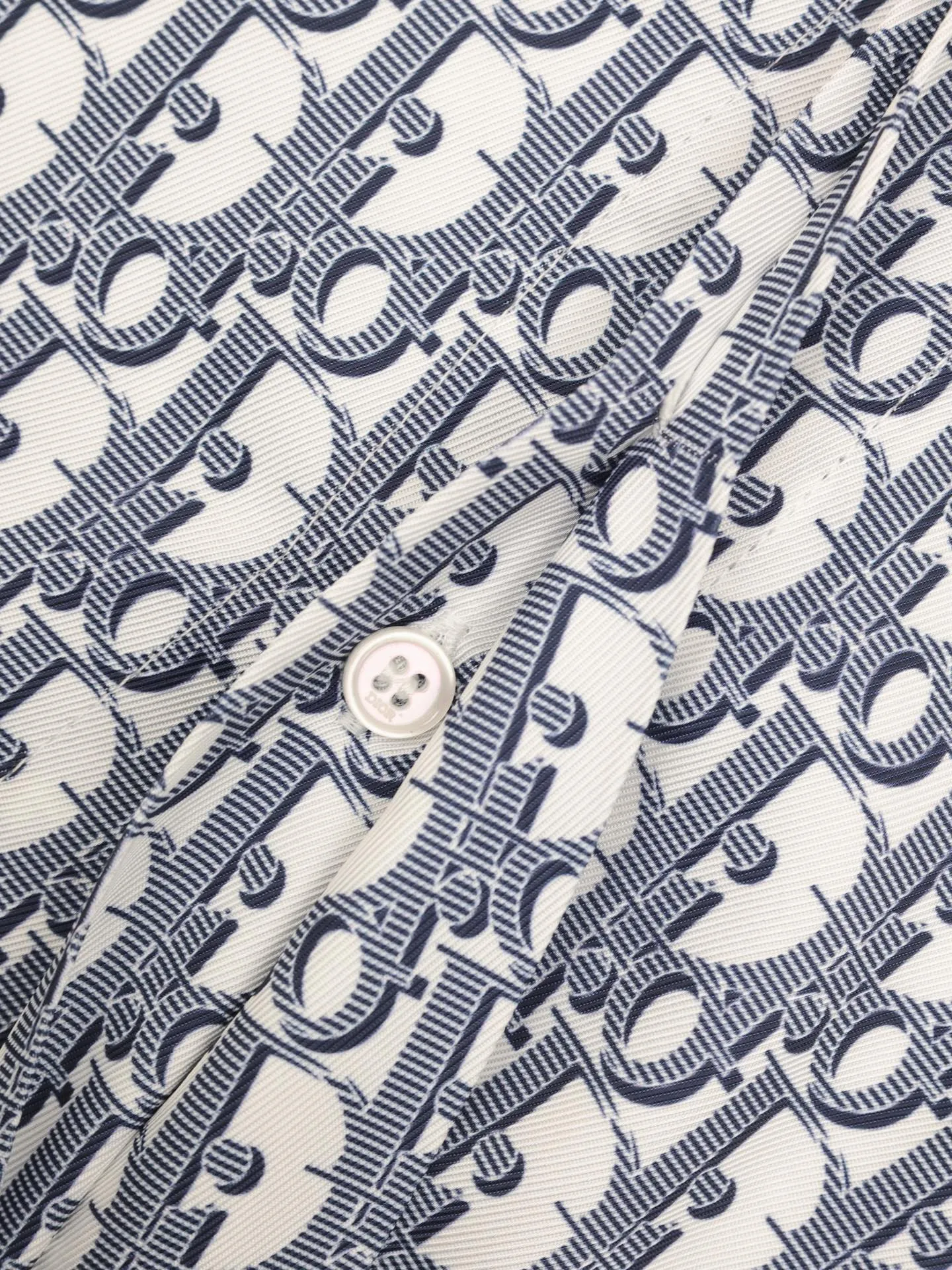 🅿️396 Dio*/Dior 25 new logo classic all-over printed old flower shirt. This village shirt is decorated with classic Oblique print. Crafted from white and blue mulberry silk twill fabric, it features a peaked collar and arc-shaped hem for a casual style. Wear with the matching pajamas or shorts for a sophisticated look.  Size: 39/40/41/42