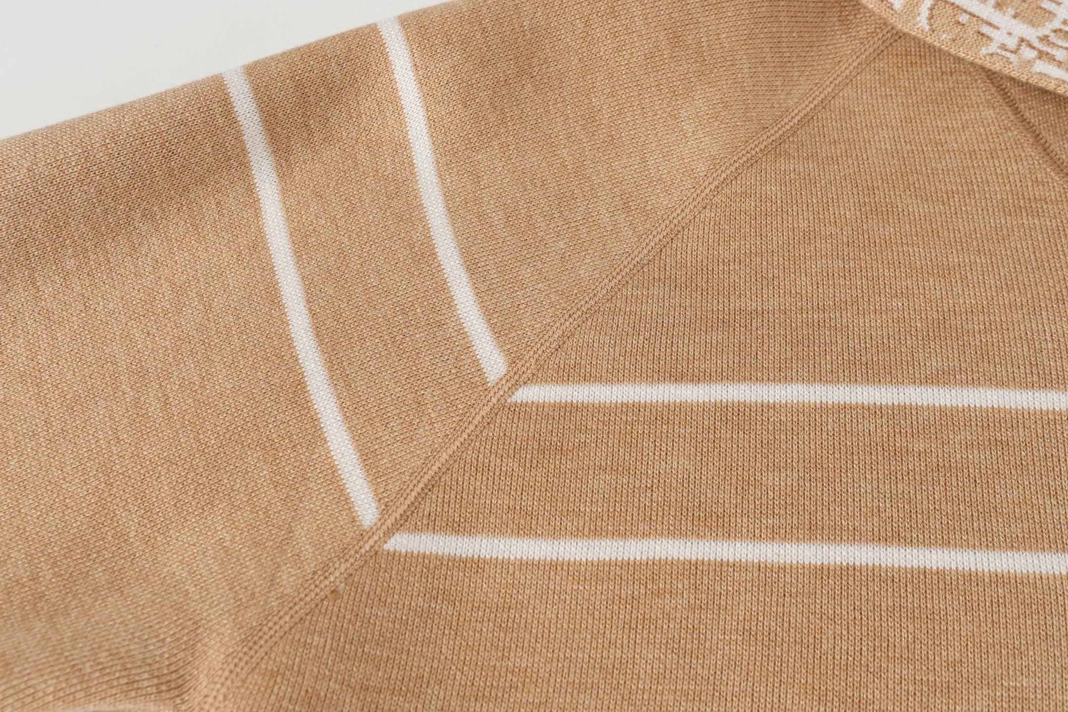 🅿️540 DIOR/Dior double-sided jacquard cashmere knitted hood (brown). The original version was purchased for 22,337 and developed. The fabric is made of cashmere blended knitted fabric, which is soft and comfortable. It features a zip closure at the front and subtle ribbed trimming at the cuffs and hem. The reversible design features a solid blue hue on one side and the brand's signature Oblique pattern on the other, with Cistian strap detailing on the back. The unlined cut ensures a light and effortless fit, while the slim fit creates an elegant silhouette. The entire piece has exquisite craftsmanship, double-sided knitting technology enables reversible wear, and ribbed edges enhance the three-dimensional effect. Dry cleaning and maintenance are recommended to maintain the delicate texture of cashmere fabrics. This piece is both casual and fashionable, and can be easily matched with all kinds of clothing, showing the brand's exquisite craftsmanship and classic aesthetics. Color: Navy Gray Light Gray Brown Size: S M L