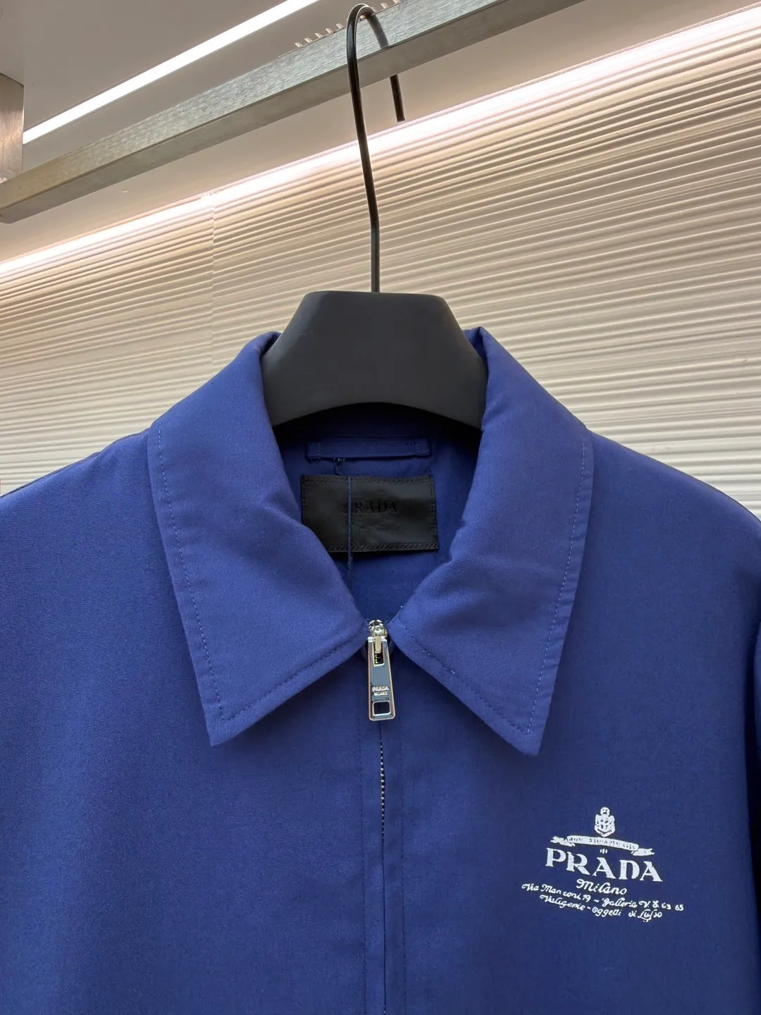 Prada Contrast Logo Jacket ●Original version: Purchased and developed for 17800 ●Item number: 1680816-B15 ●Fabric: Oxford fabric ●Technology: Contrast color printing ●Version: Fitted version ●Weight: about 570 grams ●Size: 46-48-50-52 ●Description: Customized elegant cotton Oxford spinning, excellent texture, comfortable and close to the skin, with a touch of deep blue as the base, which is the elegance after precipitation Surging with mystery and nobility, the contrasting letter logo outlines a unique fashion silhouette on the chest. It is low-key and powerful. It continues Prada's classic clean lines. The square version meets the new style of minimalist workwear. It interprets eternal charm with pure beauty. Solid contrast printing is used. The chest printing is modified three times with the film screen. The pattern is printed on the fabric using glue liquid paint. The fabric is baked to fix the printed pattern. Template machine bag opening The preset template guides the position, shape and size of the bag opening. The accuracy ensures the quality of the bag opening effect. The fabrics have been sand-washed, giving them a better feel and texture. They are not easy to deform, shrink or fade, and maintain their long-lasting beauty. The overall wiring is straight and delicate, the fabric is comfortable and soft, and the color is consistent without color difference. It can be matched with the same style to create a fashionable look and control various occasions. Customized accessories, complete with three standards, same style for men and women!