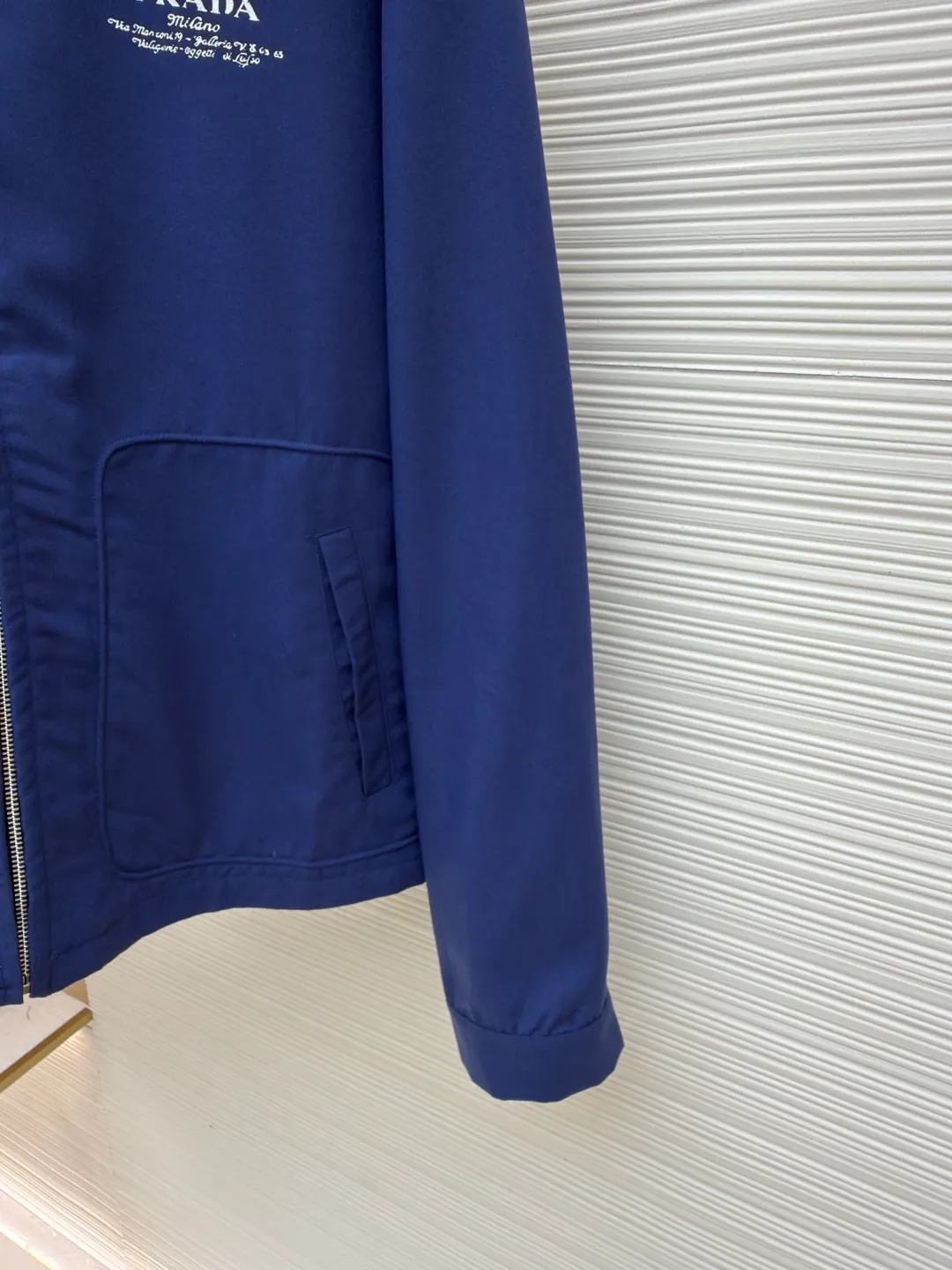Prada Contrast Logo Jacket ●Original version: Purchased and developed for 17800 ●Item number: 1680816-B15 ●Fabric: Oxford fabric ●Technology: Contrast color printing ●Version: Fitted version ●Weight: about 570 grams ●Size: 46-48-50-52 ●Description: Customized elegant cotton Oxford spinning, excellent texture, comfortable and close to the skin, with a touch of deep blue as the base, which is the elegance after precipitation Surging with mystery and nobility, the contrasting letter logo outlines a unique fashion silhouette on the chest. It is low-key and powerful. It continues Prada's classic clean lines. The square version meets the new style of minimalist workwear. It interprets eternal charm with pure beauty. Solid contrast printing is used. The chest printing is modified three times with the film screen. The pattern is printed on the fabric using glue liquid paint. The fabric is baked to fix the printed pattern. Template machine bag opening The preset template guides the position, shape and size of the bag opening. The accuracy ensures the quality of the bag opening effect. The fabrics have been sand-washed, giving them a better feel and texture. They are not easy to deform, shrink or fade, and maintain their long-lasting beauty. The overall wiring is straight and delicate, the fabric is comfortable and soft, and the color is consistent without color difference. It can be matched with the same style to create a fashionable look and control various occasions. Customized accessories, complete with three standards, same style for men and women!