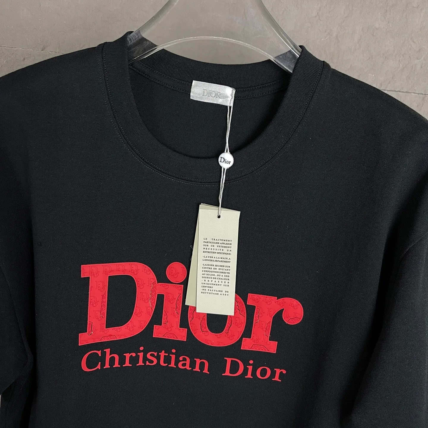 🅿️170 /C03 Dior 25ss 300 grams early spring new style film foam letter logo printed short-sleeved light luxury essential item for daily commuting for men and women. Correct version welcome to compare detailed features 100% pure cotton double yarn jersey fabric ·Special thickened 32 pieces of double-strand 1x1 thread in the same vat ·Three-dimensional film foam strips hot stamping ·Double-needle stitching and cross-stitching technology ·Original main mark, washed tag brand moisture-proof paper packaging Color: black and white Size: S-XL
