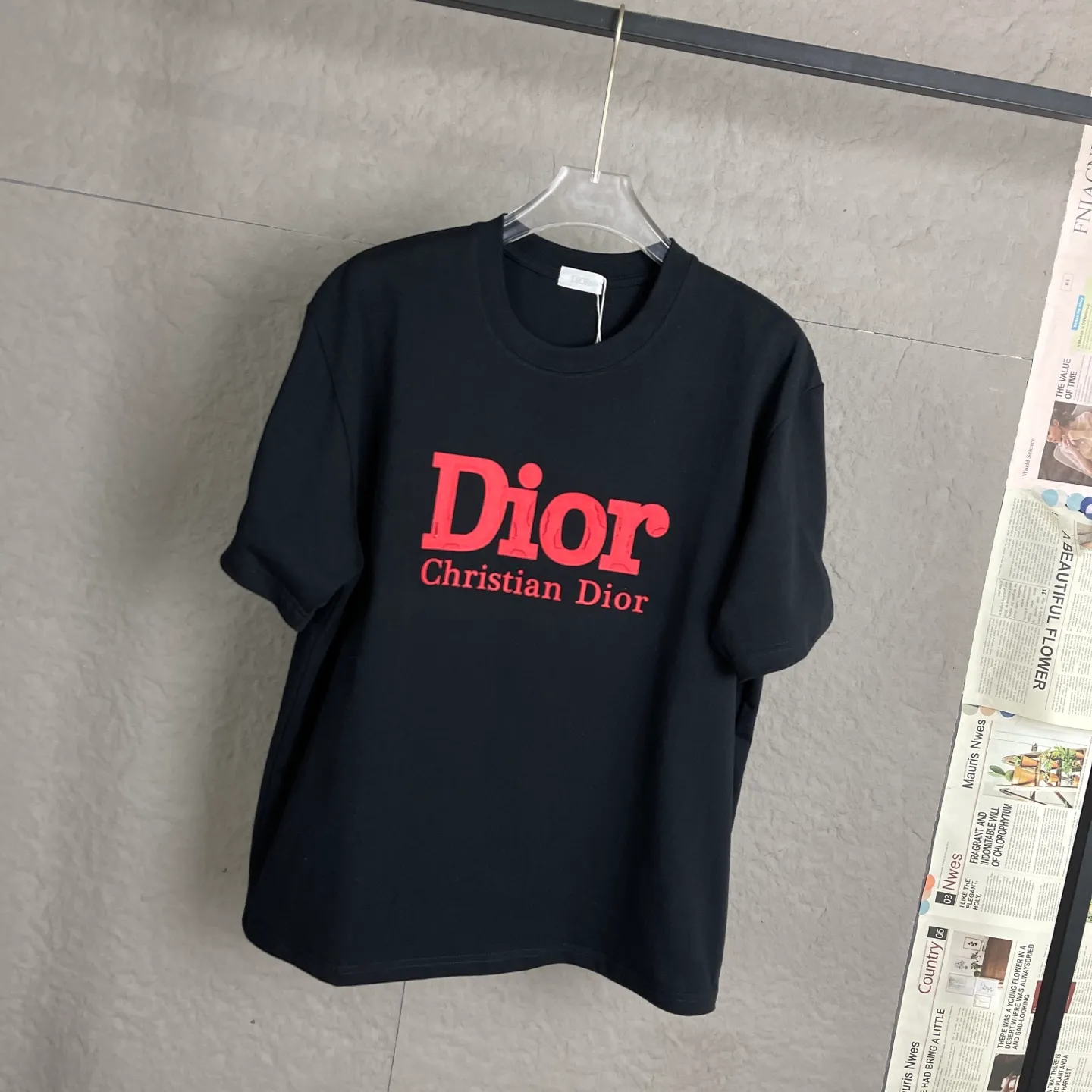 🅿️170 /C03 Dior 25ss 300 grams early spring new style film foam letter logo printed short-sleeved light luxury essential item for daily commuting for men and women. Correct version welcome to compare detailed features 100% pure cotton double yarn jersey fabric ·Special thickened 32 pieces of double-strand 1x1 thread in the same vat ·Three-dimensional film foam strips hot stamping ·Double-needle stitching and cross-stitching technology ·Original main mark, washed tag brand moisture-proof paper packaging Color: black and white Size: S-XL