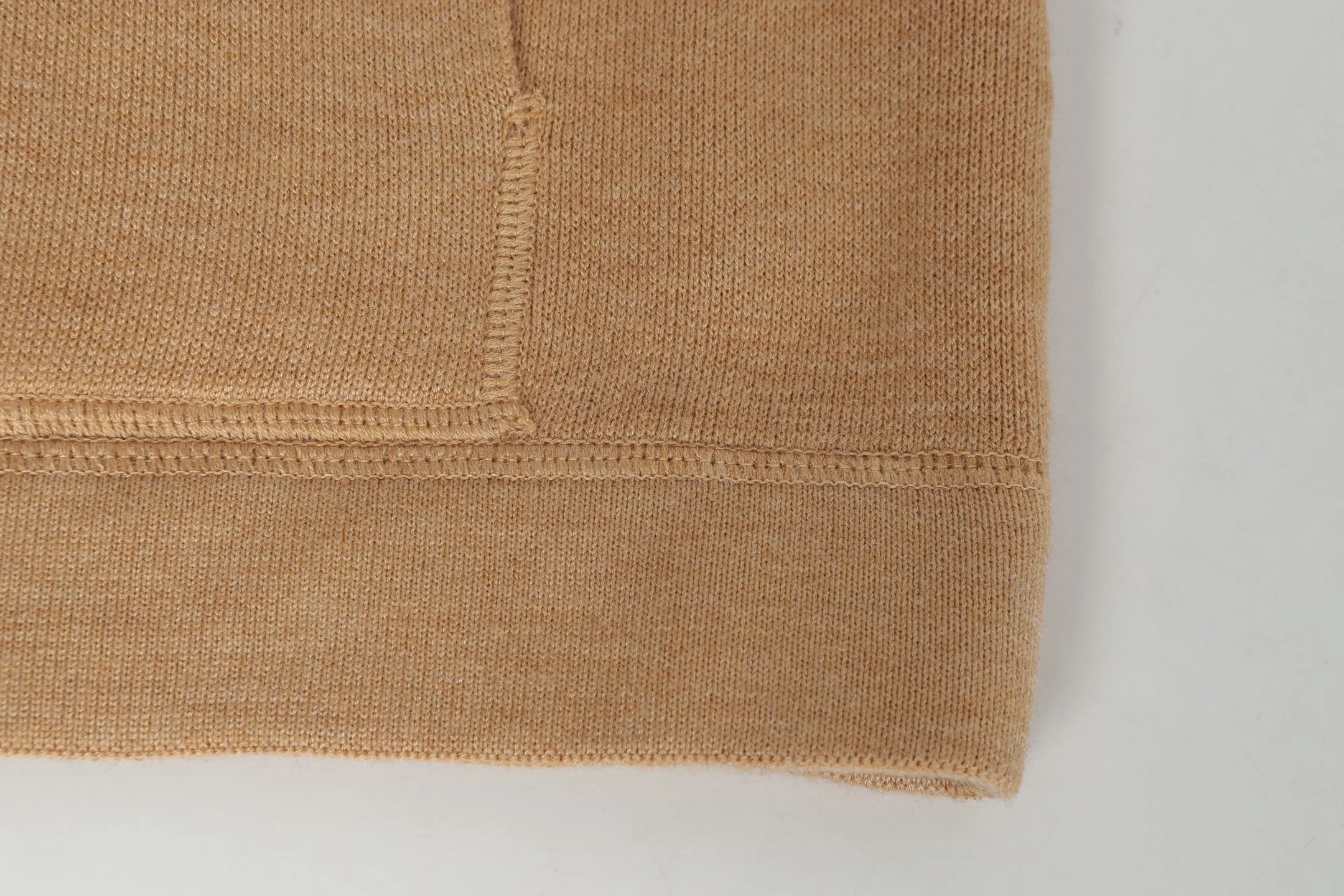 🅿️520 [Women's Style] DIOR/Dior 25FW presbyopic double-sided cashmere crew neck sweater. The fabric is made of top-quality cashmere yarn. The jacquard knitted cashmere sweater adopts a double-sided wearable design and is made of selected high-quality cashmere materials. After fine weaving process, it presents a soft and comfortable touch and excellent thermal insulation performance. The iconic Oblique jacquard pattern is perfectly presented through precision knitting technology. It can be worn on both sides, showing different style charms. The round neck design is simple and elegant, suitable for various matching occasions. Exquisite knitting technology ensures that the clothes are not easily deformed and remain crisp and long-lasting. The double-sided design concept reflects DIOR's perfect balance of practicality and fashion. Each sweater undergoes strict quality inspection to ensure that the quality meets the brand's consistently high standards. This knitted item combines warmth and style, making it an exquisite addition to your autumn and winter wardrobe. Size:S/M/L