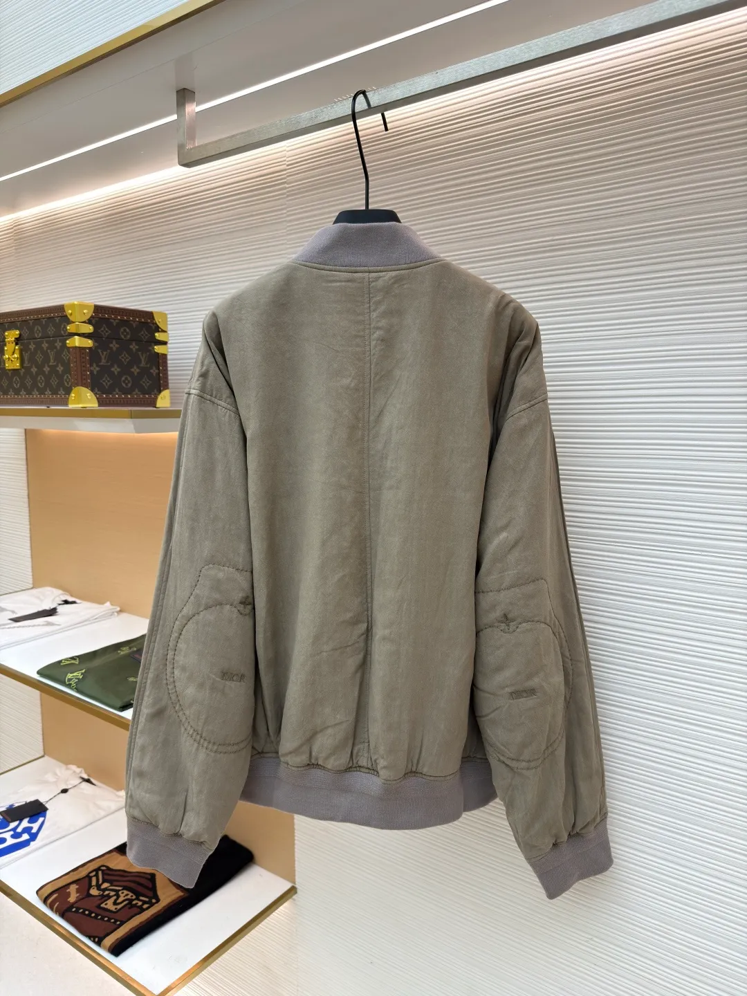 Dior Stone Island joint bomber cotton jacket ●Original version: 37000 purchased and developed ●Item number: 1681024-D60 ●Fabric: mulberry silk blended fabric ●Technology: embroidery production ●Version: fitted version ●Weight: about 820 grams ●Size: 44-46-48-50 ●Description: Custom-spun dyed yarn is made of mulberry silk blended material. (The lining and top fabric are the same color.) Customized bag cloth. Yibu 503# color. Customized 40g spray-glued cotton double-sided anti-velvet square plaid. Embroidery is processed by imported TAJIMA machine. (Large embroidered wadding on back sleeves) Customized wool thread (collar + hem + cuffs) Customized 5# Metal upper and lower pull-down matte Swiss (fly zipper + pocket zipper) with logo. Customized platinum engraved metal air holes. Customized four-button buckle on the inner pocket. Customized fabric knowledge mark 8×14cm. Customized 0.3cm cotton rope center front placket + bag lip. Made by a large factory, it is a test of workmanship. The upper body is comfortable and natural. The overall wiring is straight and delicate, the fabric is comfortable and soft, and the color is consistent without color difference. It can be matched with the same style to create a fashionable look and control various occasions. Customized accessories, complete with three standards, same style for men and women!