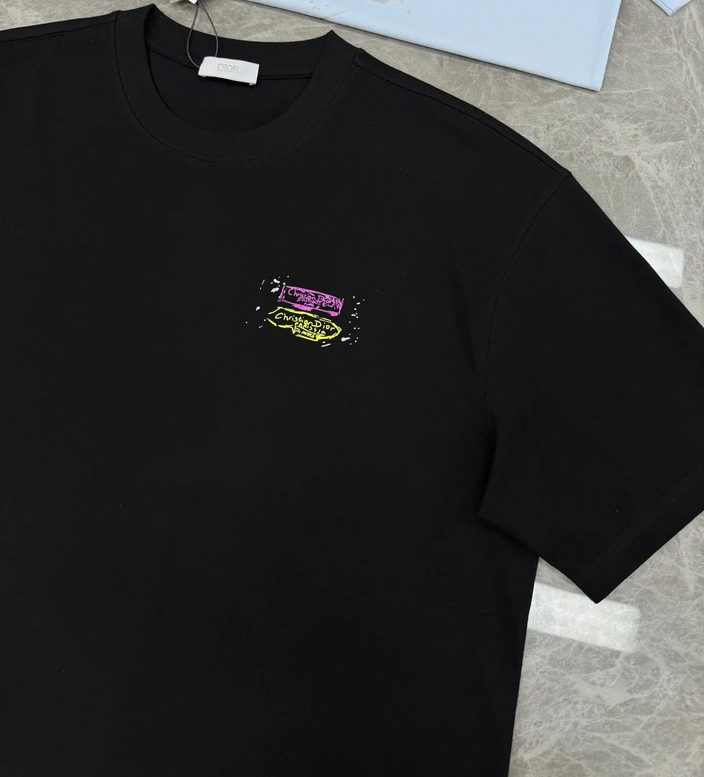 🅿️190 DIO*R Di-O 25s new couple round neck T-shirt! Double-sided heat transfer design. Color lines match brand letter graphics. 250g selected 100% pure cotton texture. The cotton is full and elastic. Adhering to the pursuit of details, the pattern is also new! Full, clear and textured. The fabric is close-fitting, comfortable and breathable! Whether worn alone or as a base layer, it is a must-have item! Don’t miss it... Color: Black. White. Size: S-xxl