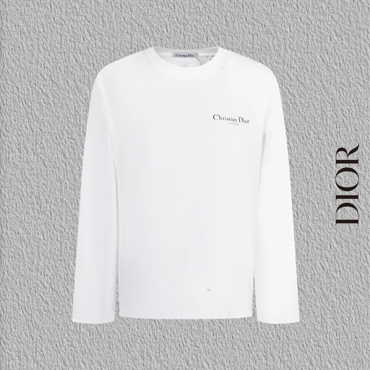 🅿️240 Style No. B45 Dior frayed letter print long T consistent style on DIOR official website Fabric: 32-count double yarn 300g pure cotton fabric Weaving and dyeing threads of the same color in the same cylinder Process: imported machine white ink direct-jet printing ➕ fraying technology Supporting: three-standard complete cardboard oil paper code sticker packaging High temperature pre-shrinking process before production will not shrink and deformation Imported machine professional plate production os version Can wear up to 200 pounds. The size is measured manually. The error of 2-3cm is normal. Color: black white size: s m l xl