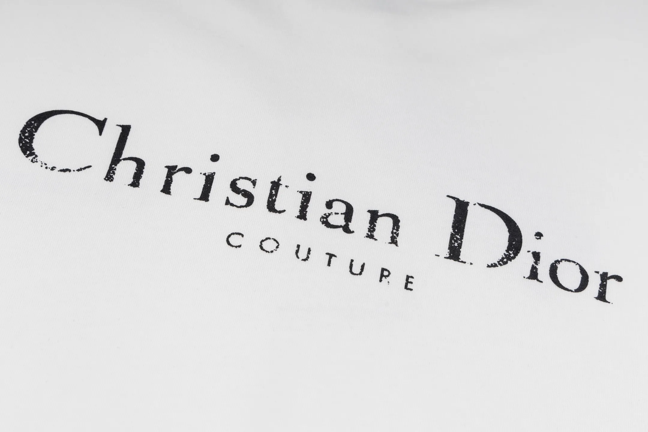 🅿️240 Style No. B45 Dior frayed letter print long T consistent style on DIOR official website Fabric: 32-count double yarn 300g pure cotton fabric Weaving and dyeing threads of the same color in the same cylinder Process: imported machine white ink direct-jet printing ➕ fraying technology Supporting: three-standard complete cardboard oil paper code sticker packaging High temperature pre-shrinking process before production will not shrink and deformation Imported machine professional plate production os version Can wear up to 200 pounds. The size is measured manually. The error of 2-3cm is normal. Color: black white size: s m l xl