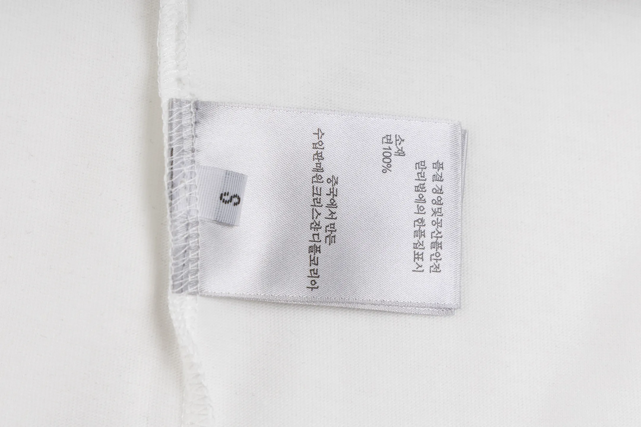 🅿️240 Style No. B45 Dior frayed letter print long T consistent style on DIOR official website Fabric: 32-count double yarn 300g pure cotton fabric Weaving and dyeing threads of the same color in the same cylinder Process: imported machine white ink direct-jet printing ➕ fraying technology Supporting: three-standard complete cardboard oil paper code sticker packaging High temperature pre-shrinking process before production will not shrink and deformation Imported machine professional plate production os version Can wear up to 200 pounds. The size is measured manually. The error of 2-3cm is normal. Color: black white size: s m l xl