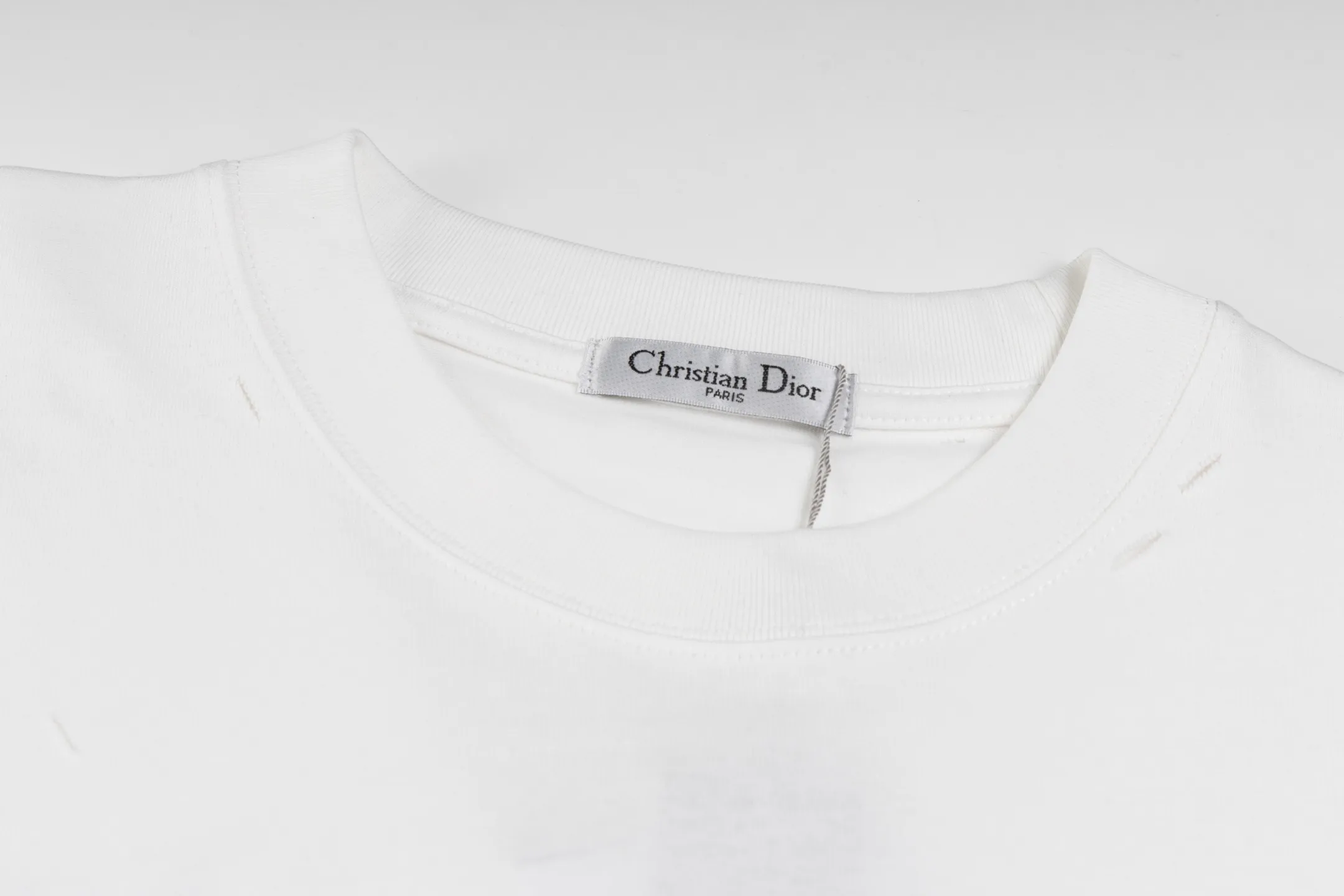 🅿️240 Style No. B45 Dior frayed letter print long T consistent style on DIOR official website Fabric: 32-count double yarn 300g pure cotton fabric Weaving and dyeing threads of the same color in the same cylinder Process: imported machine white ink direct-jet printing ➕ fraying technology Supporting: three-standard complete cardboard oil paper code sticker packaging High temperature pre-shrinking process before production will not shrink and deformation Imported machine professional plate production os version Can wear up to 200 pounds. The size is measured manually. The error of 2-3cm is normal. Color: black white size: s m l xl