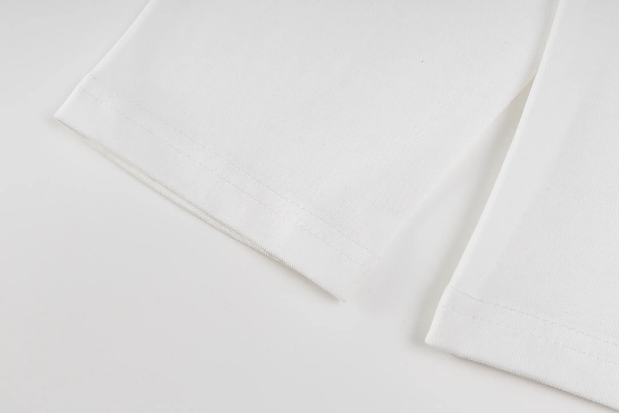🅿️240 Style No. B45 Dior frayed letter print long T consistent style on DIOR official website Fabric: 32-count double yarn 300g pure cotton fabric Weaving and dyeing threads of the same color in the same cylinder Process: imported machine white ink direct-jet printing ➕ fraying technology Supporting: three-standard complete cardboard oil paper code sticker packaging High temperature pre-shrinking process before production will not shrink and deformation Imported machine professional plate production os version Can wear up to 200 pounds. The size is measured manually. The error of 2-3cm is normal. Color: black white size: s m l xl