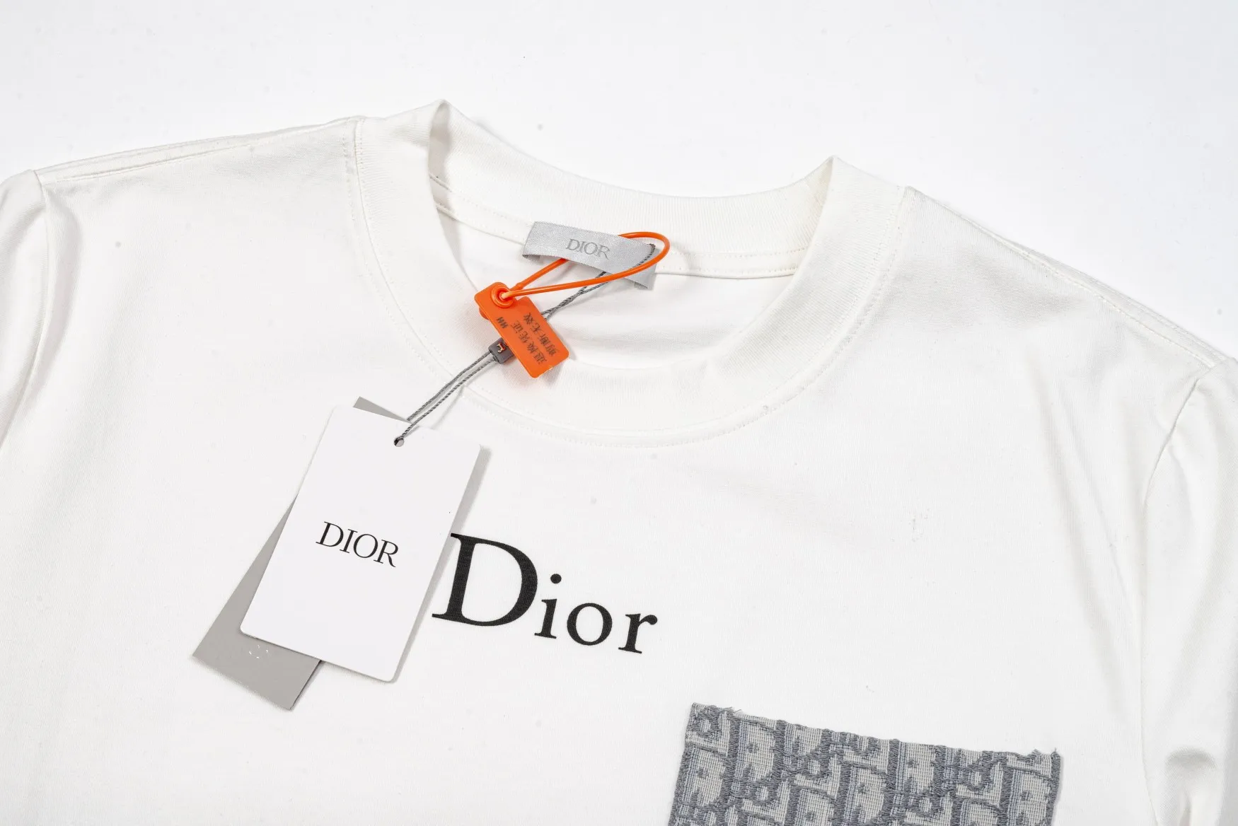 🅿️230 Dior DIOR new autumn and winter fabric pocket printed long sleeves, high quality 🔥nylon pure cotton washable hand feel, logo printing on the front, fabric pocket decoration, specially customized ribbing. The fabric is comfortable and soft, restoring the trend brought by special craftsmanship, custom dyed, complete with three standards. Non-market ordinary version. Compare at will. Quality is absolutely guaranteed. Same style for men and women. Color: Black White Size: S M L XL [Style No. A3308]