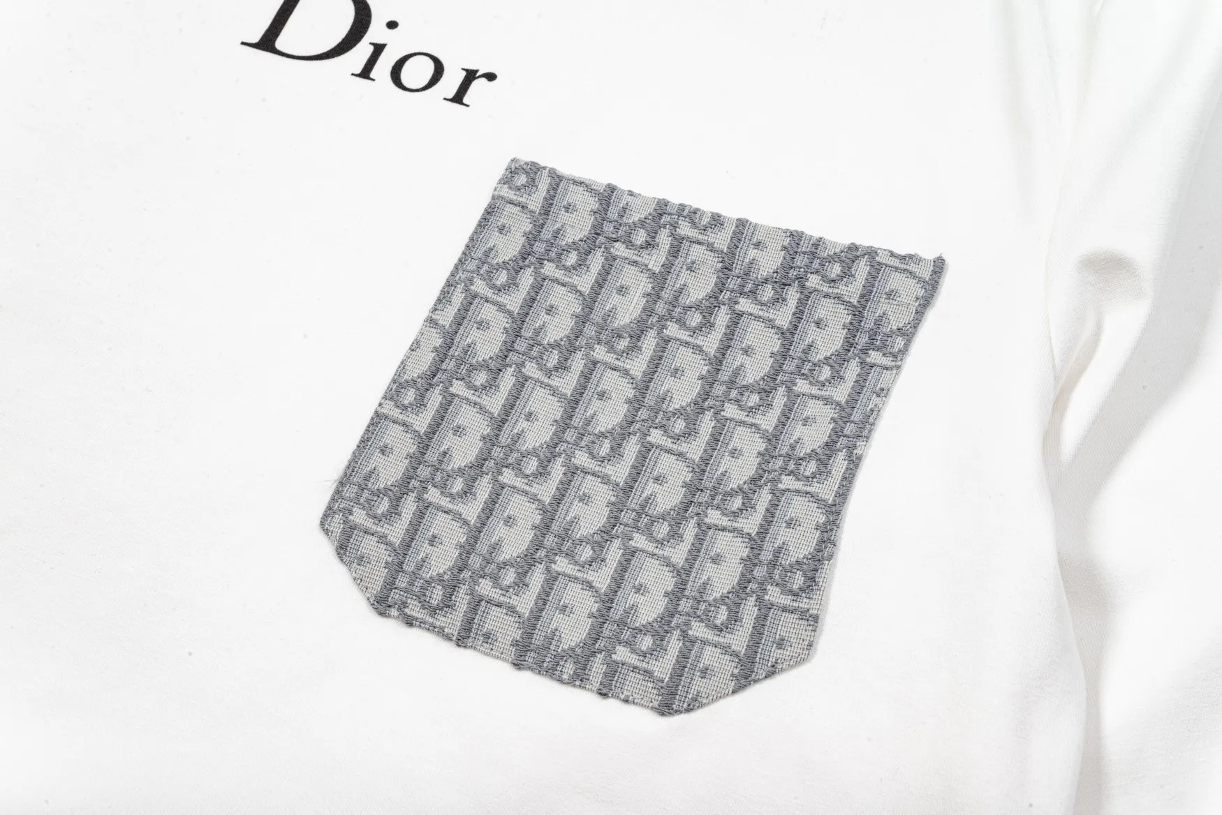 🅿️230 Dior DIOR new autumn and winter fabric pocket printed long sleeves, high quality 🔥nylon pure cotton washable hand feel, logo printing on the front, fabric pocket decoration, specially customized ribbing. The fabric is comfortable and soft, restoring the trend brought by special craftsmanship, custom dyed, complete with three standards. Non-market ordinary version. Compare at will. Quality is absolutely guaranteed. Same style for men and women. Color: Black White Size: S M L XL [Style No. A3308]
