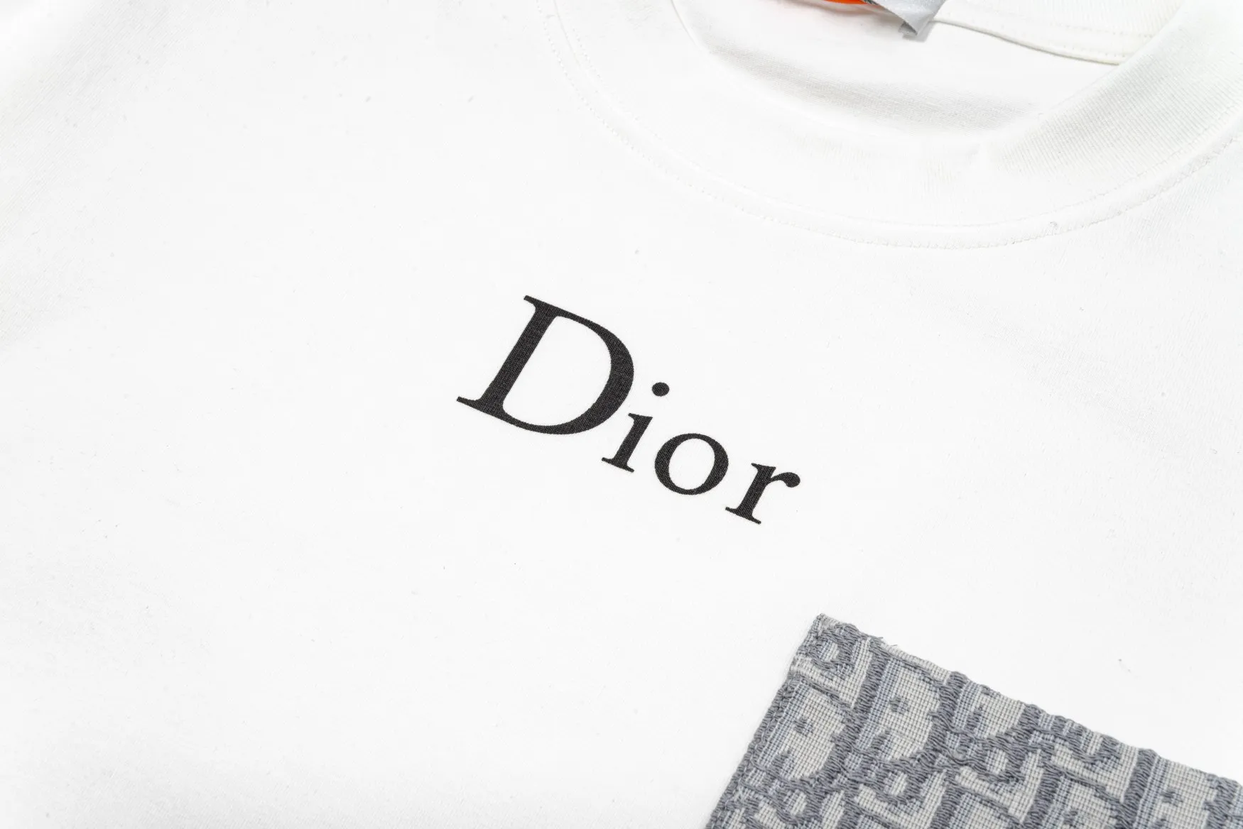 🅿️230 Dior DIOR new autumn and winter fabric pocket printed long sleeves, high quality 🔥nylon pure cotton washable hand feel, logo printing on the front, fabric pocket decoration, specially customized ribbing. The fabric is comfortable and soft, restoring the trend brought by special craftsmanship, custom dyed, complete with three standards. Non-market ordinary version. Compare at will. Quality is absolutely guaranteed. Same style for men and women. Color: Black White Size: S M L XL [Style No. A3308]