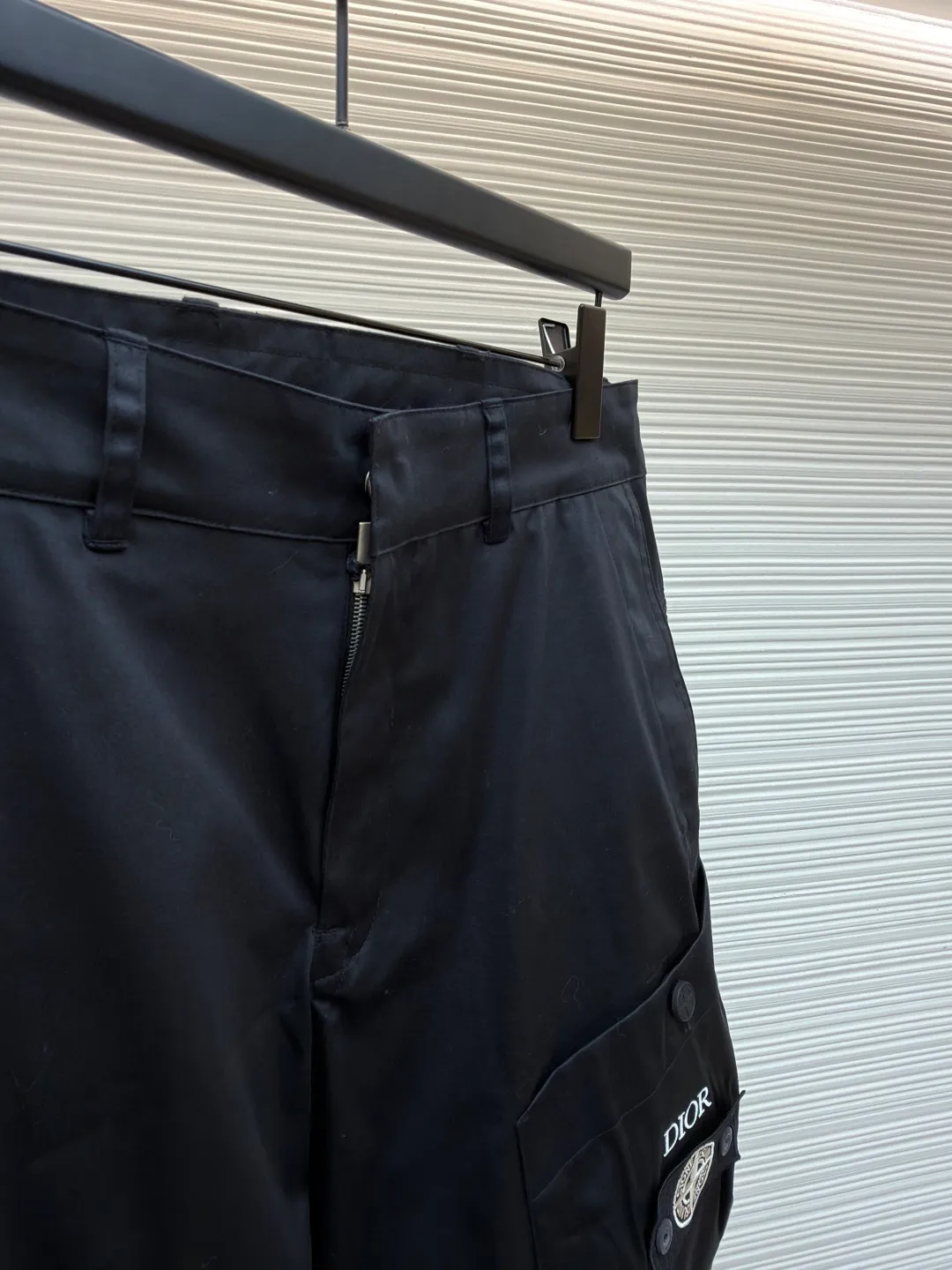 Dior Stone Island co-branded shorts ●Original version: purchased and developed for 21000 ●Item number: 1681493-B70 ●Fabric: cotton high-density twill satin fabric ●Technology: made by rubber coating ●Color: black ●Version: fitted version ●Weight: about 390 grams ●Size: 44-46-48-50 ●Description: The fabric is made of [60s cotton high-density twill satin fabric], [5A grade long-staple cotton yarn], [warp and weft density 200*120], purchased Y version and printed AB color to confirm the dye formula, [custom-dyed bulk fabric color], using [2C thickness TPU hot melt adhesive film], round shaft [glue coating process], high count [ Satin fabric] plus [adhesive film to keep the fabric] 3D three-dimensional, [cool coating] can absorb moisture and perspire, [mold customization with logo rotating puller], [5# platinum corn teeth closed tail zipper], [mould customization silicone cylindrical buckle], the bag is made of [domestic high-speed machine embroidered small logo letters + grid flat embroidered seal]. The overall wiring is straight and delicate, the fabric is comfortable and soft, and the color is consistent without color difference. It can be matched with the same style to create a fashionable look and control various occasions. Customized accessories, complete with three standards, same style for men and women!
