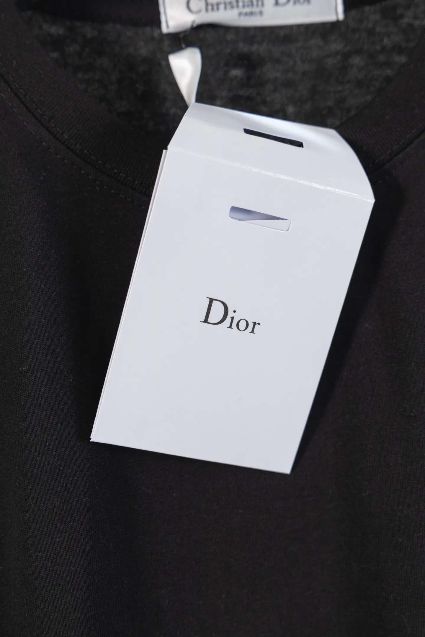 🅿️166 Style No. L8030 DIOR Dior printed letters‼ ️Short-sleeved T-shirt® is the same as the official website *Customized 280g cotton fabric, soft, skin-friendly and comfortable *Laminated letter logo on the front *A very simple and elegant one that is unparalleled in terms of upper body comfort, interpreting your luxury and taste, and creating your fashionable style and charm. ⚠️Washing method: It is recommended to dry clean or wrap the reverse side in a laundry bag and machine wash it quickly in cold water and let it dry naturally! ⚠️Same style for men and women 𝐂𝐎𝐋𝐎𝐔𝐑: white black 𝐒𝐈𝐙𝐄 XS S M L