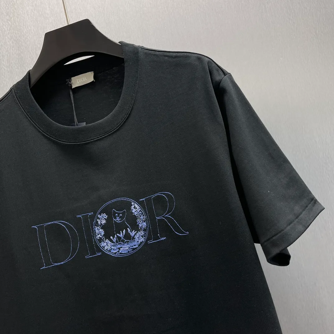 🅿️250 🧧CD Floral Cat🐱Short Sleeve Size: S-XL This "shirt displays the logo from this season's DIOR AND HYLTON NEL joint series. Carefully crafted from white cotton jersey fabric, the classic silhouette is paired with a ribbed crew neck and embroidery on the chest enhances style. Casual cut, can be worn with sports pants or jeans.
