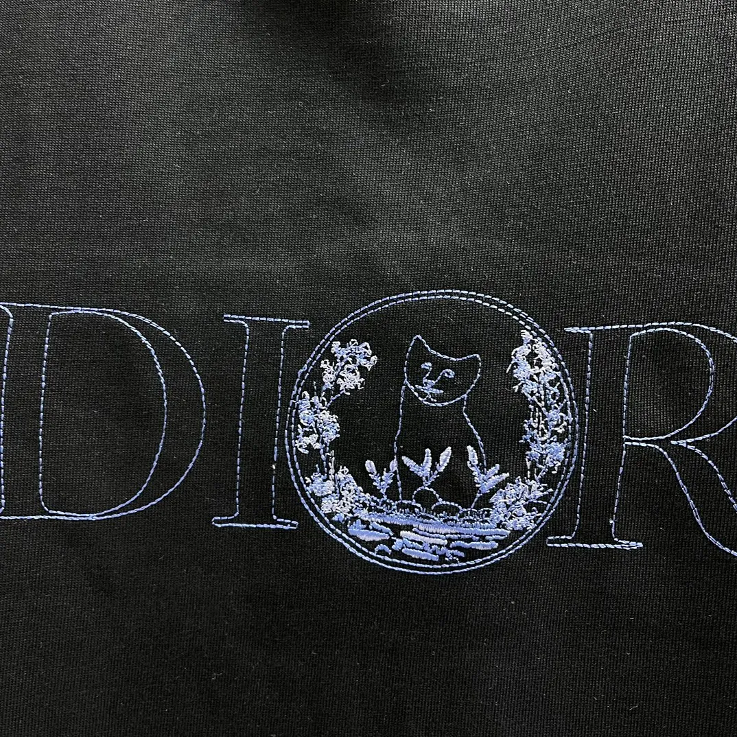 🅿️250 🧧CD Floral Cat🐱Short Sleeve Size: S-XL This "shirt displays the logo from this season's DIOR AND HYLTON NEL joint series. Carefully crafted from white cotton jersey fabric, the classic silhouette is paired with a ribbed crew neck and embroidery on the chest enhances style. Casual cut, can be worn with sports pants or jeans.