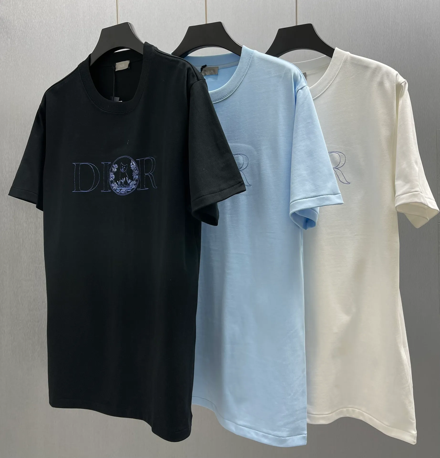 🅿️250 🧧CD Floral Cat🐱Short Sleeve Size: S-XL This "shirt displays the logo from this season's DIOR AND HYLTON NEL joint series. Carefully crafted from white cotton jersey fabric, the classic silhouette is paired with a ribbed crew neck and embroidery on the chest enhances style. Casual cut, can be worn with sports pants or jeans.