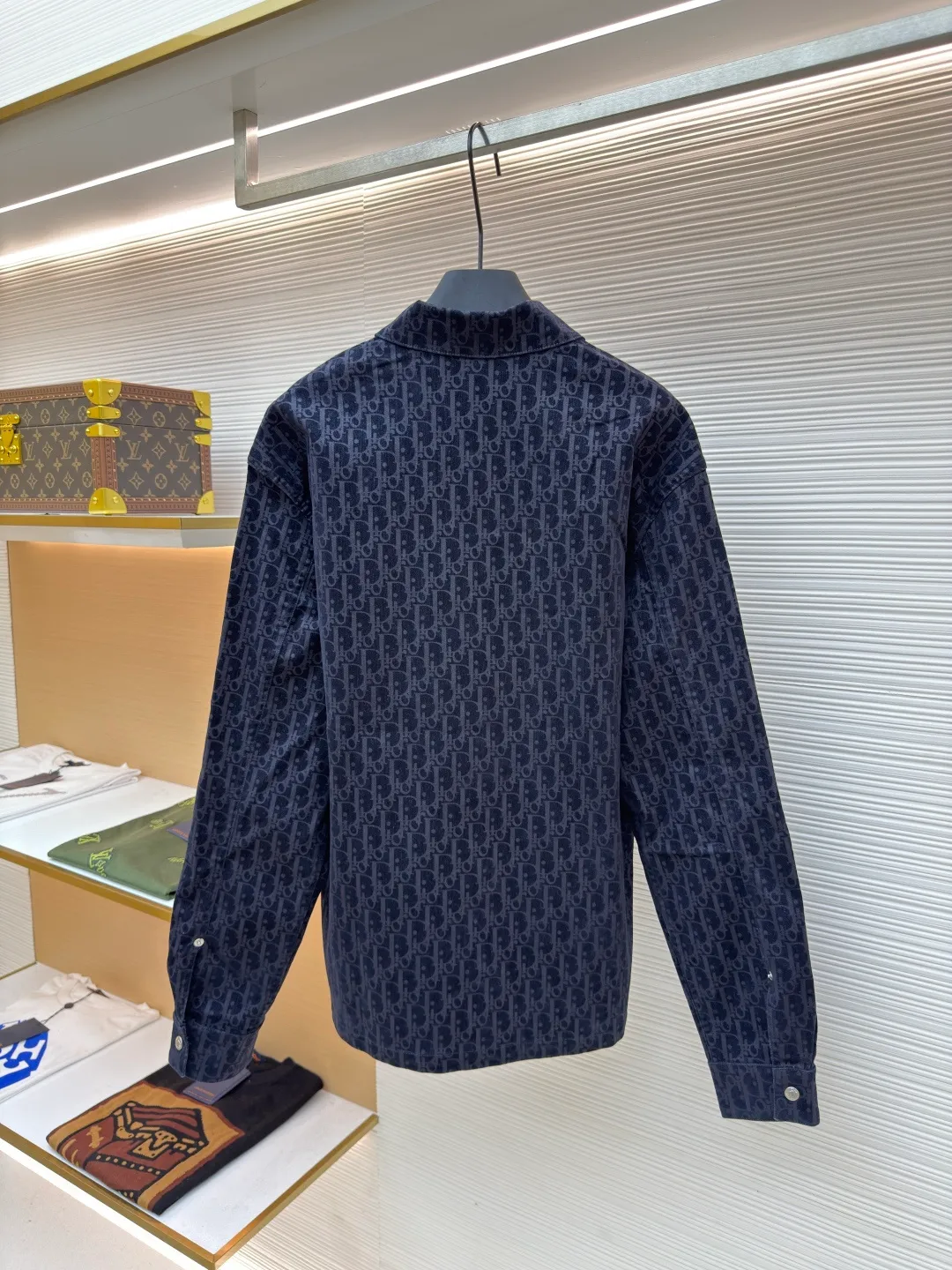 DIOR full-print lapel single-breasted shirt jacket ●Original version: purchased and developed by 12369 ●Item number: 1680733-C00 ●Fabric: cotton fabric ●Technology: printing production ●Version: fitted version ●Weight: about 675 grams ●Size: S-M-L-XL ●Description: Customized cotton fabric is used, and a special pre-treatment process ensures its comfort, stiffness and durability. The classic brand logo on the surface is accurately presented using high-precision printing and dyeing technology. The pattern is clear and regular, and the color is uniform; the cutting and sewing lines of the collar are smooth and fit the neck curve. It is comfortable to wear and can show good styling effects. The buttons are made of high-quality materials, with a high-grade texture and complement the overall style of the shirt. The buttons are firmly installed and the stitching is fine and even. The overall wiring is straight and delicate, the fabric is comfortable and soft, and the color is consistent without color difference. It can be matched with the same style to create a fashionable look and control various occasions. Customized accessories, complete with three standards, same style for men and women!